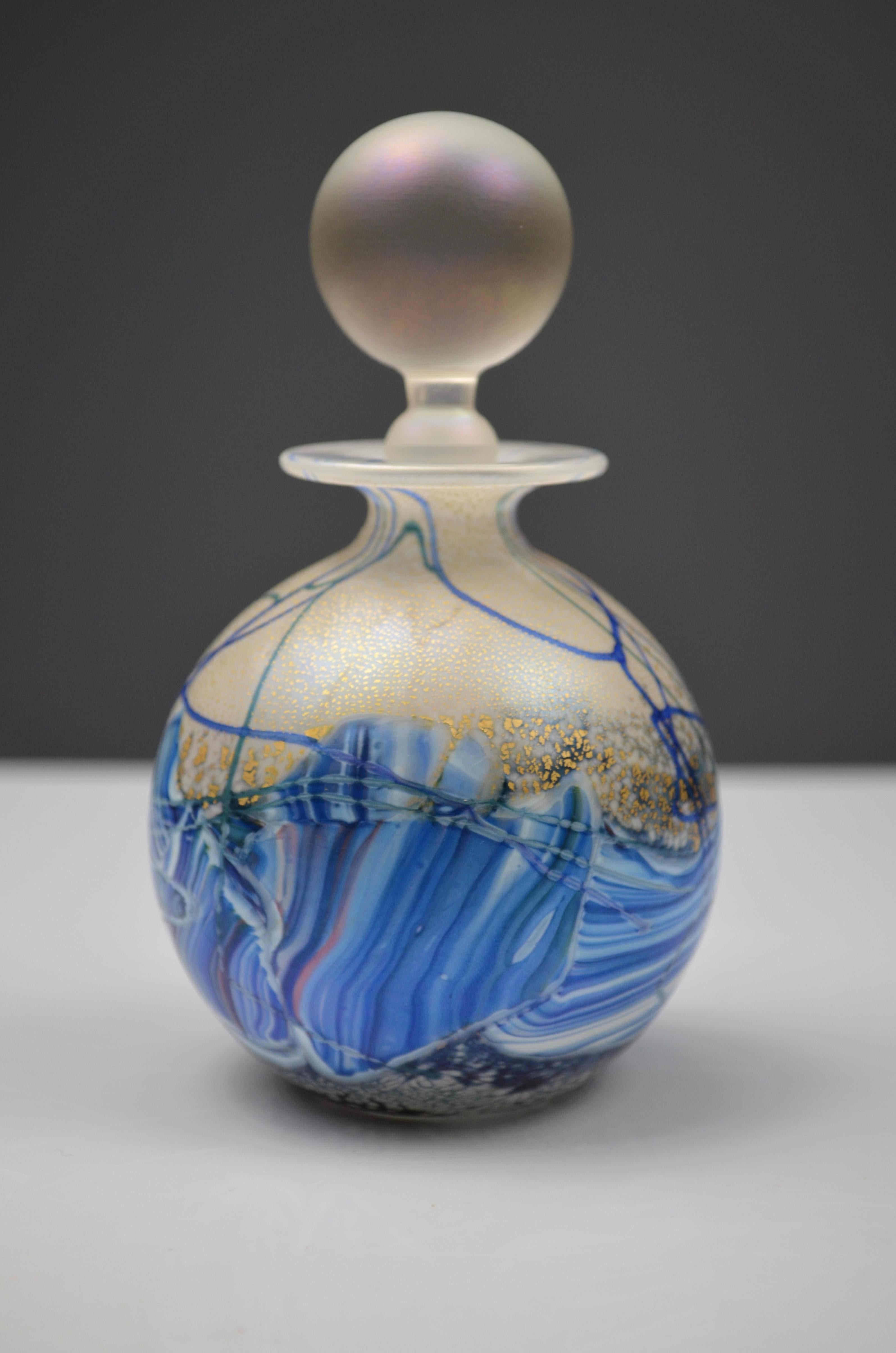 Parfümflasche aus blauem und goldenem geblasenem Glas von Isle of Wight Studio, England, spät (Geblasenes Glas) im Angebot