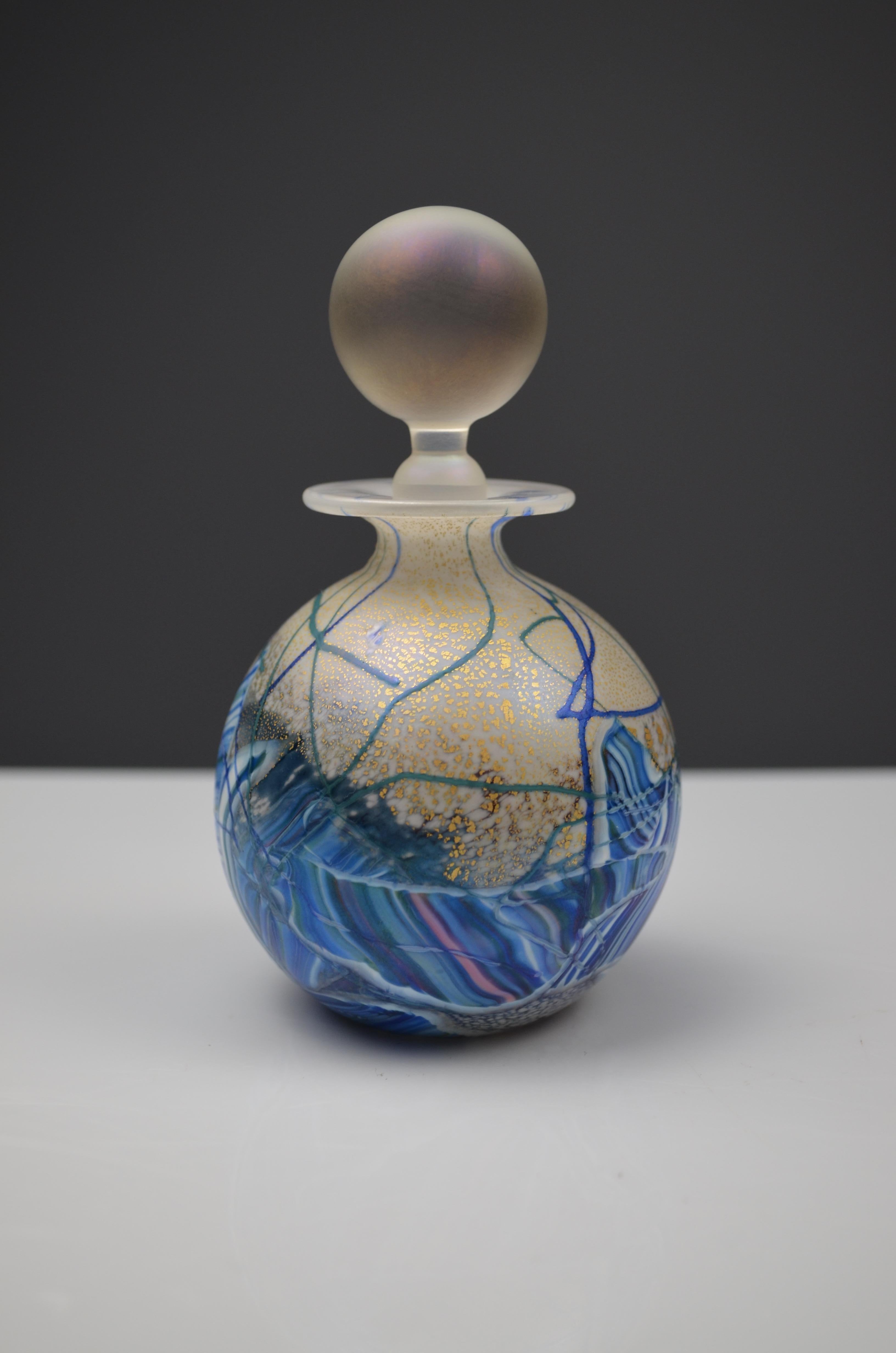 Parfümflasche aus blauem und goldenem geblasenem Glas von Isle of Wight Studio, England, spät im Angebot 1