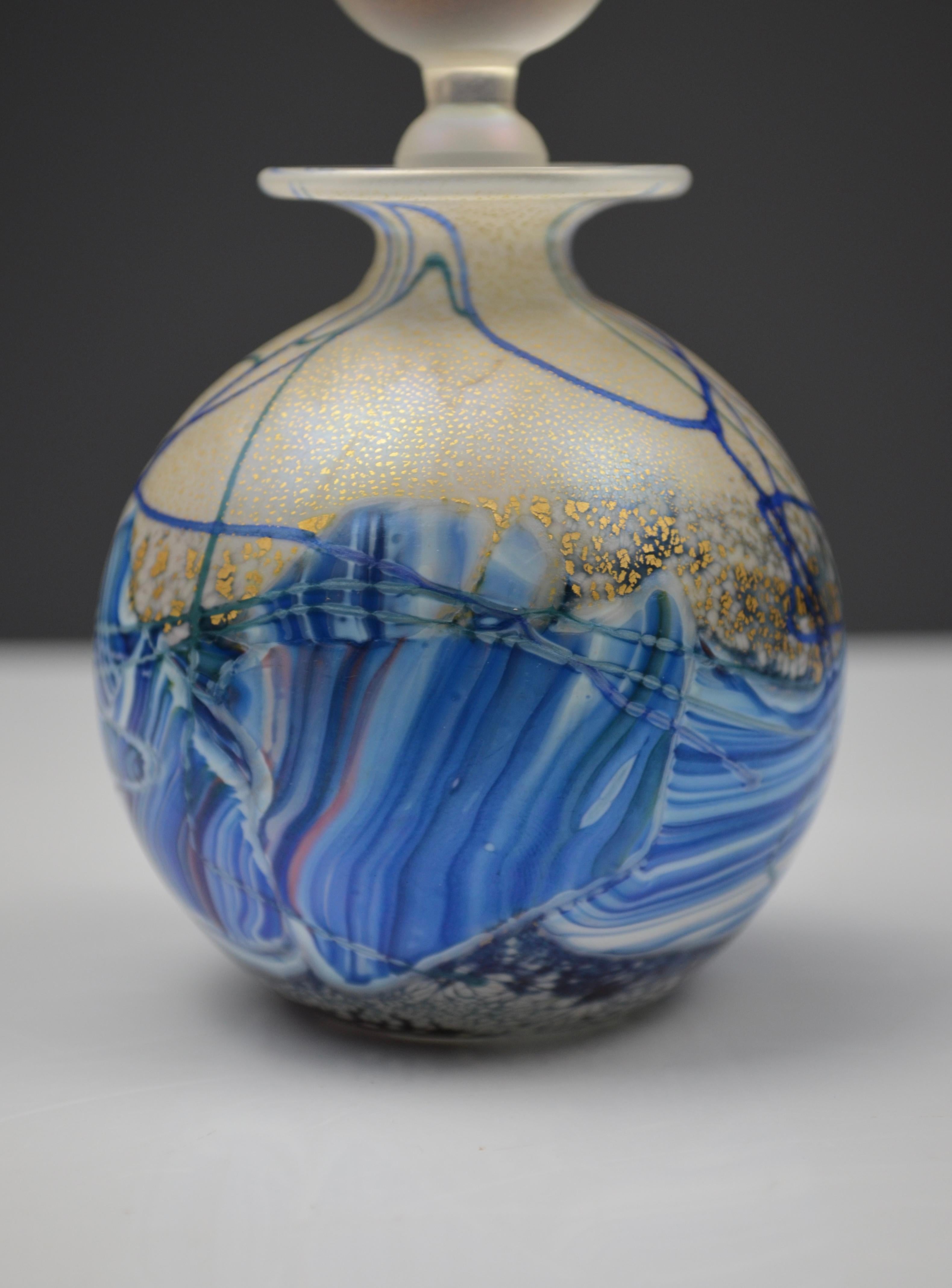 Parfümflasche aus blauem und goldenem geblasenem Glas von Isle of Wight Studio, England, spät im Angebot 2