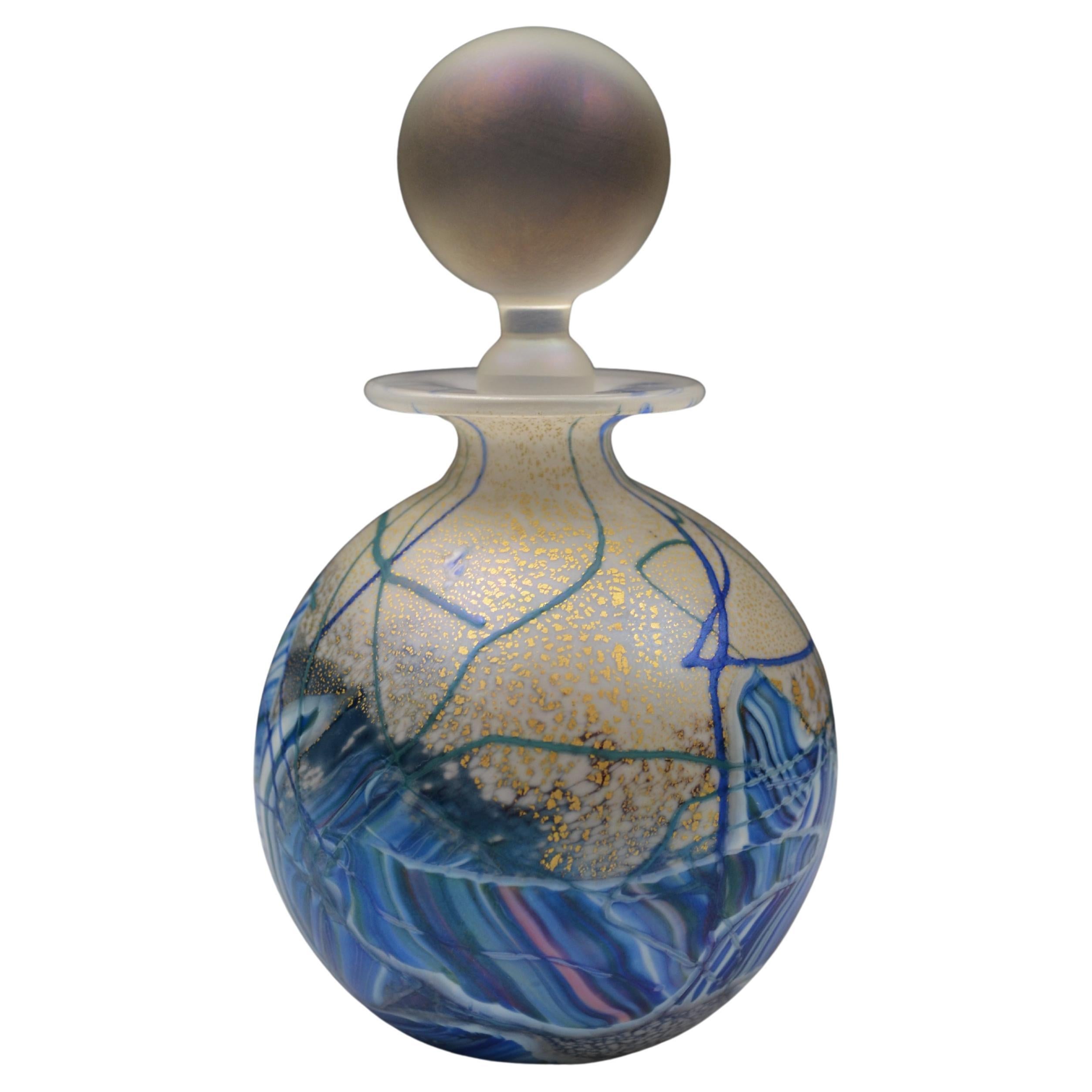 Parfümflasche aus blauem und goldenem geblasenem Glas von Isle of Wight Studio, England, spät im Angebot