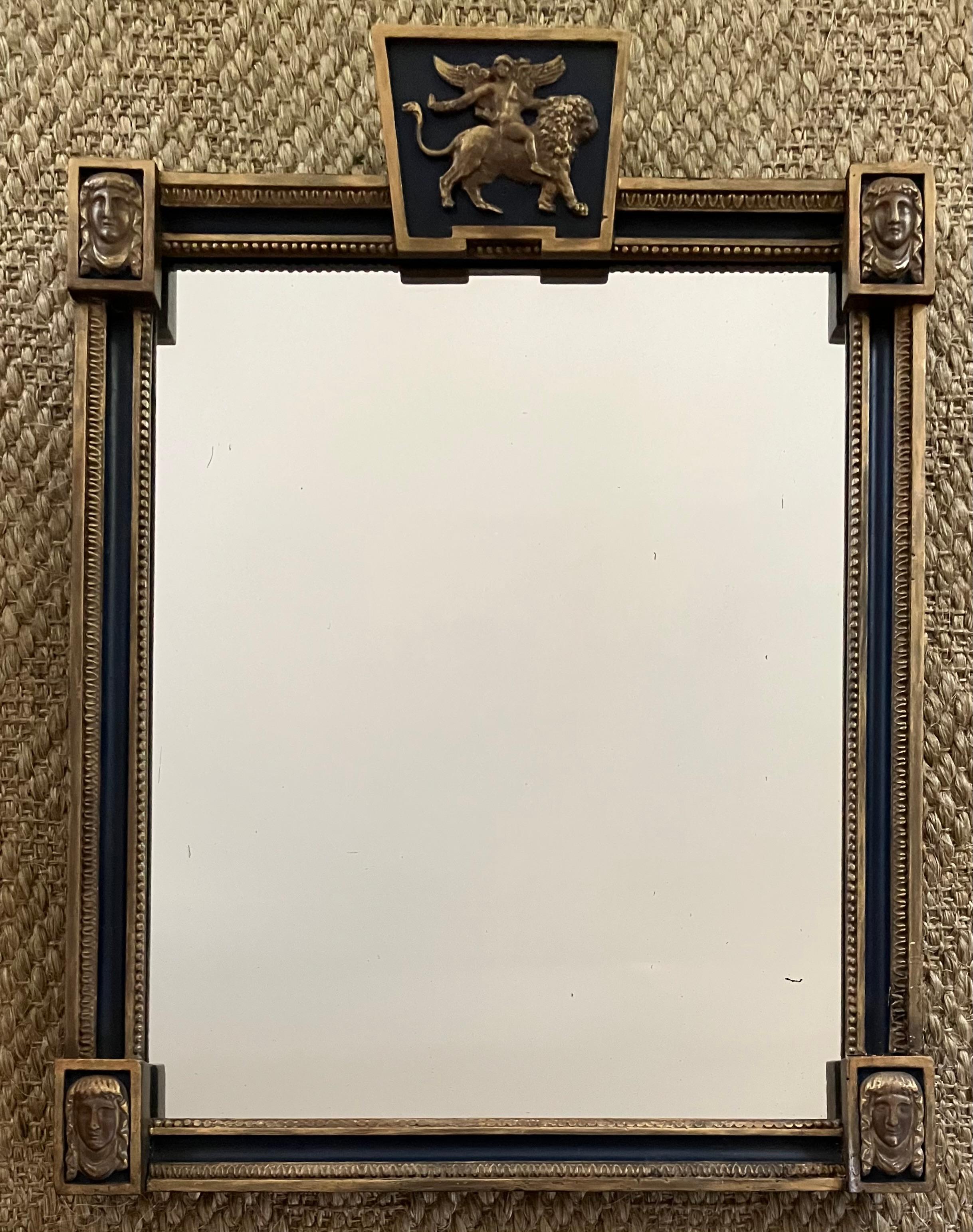 Miroir Regency anglais noir et or. Miroir à cadre noir et vieil or frotté avec blocage des coins masqués et panneau central représentant 