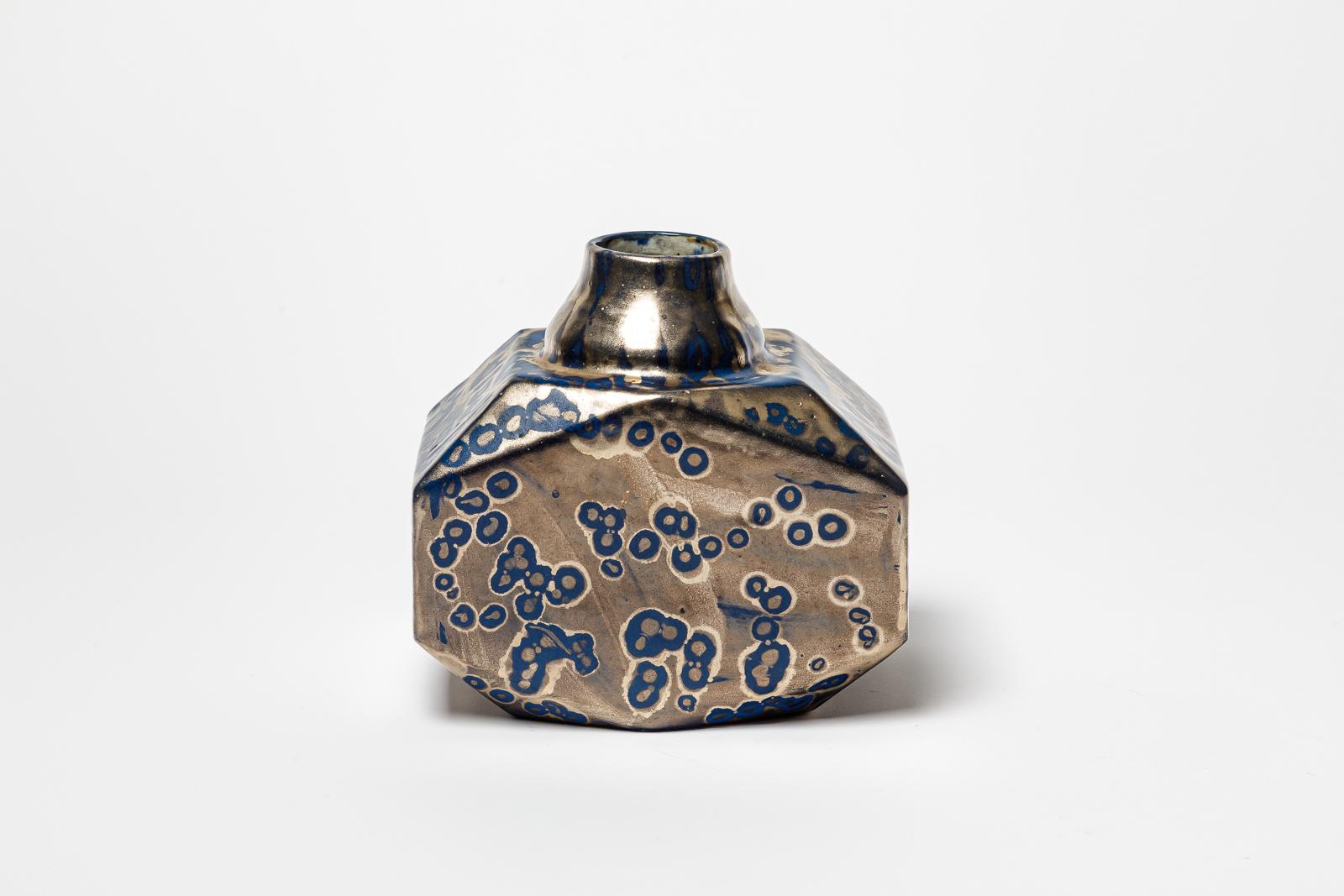 Vase en céramique émaillée bleu et or de Jean Pointu. 
Signature de l'artiste sous la base. Circa 1930.
H : 7.1' x 7.1' x 4.7' pouces.
