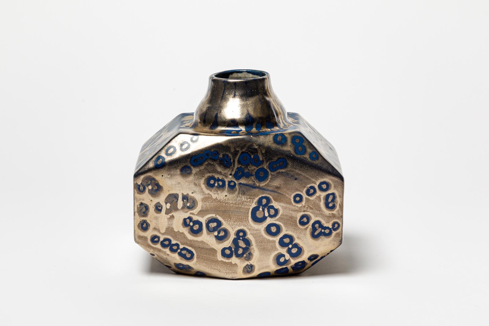 Français Vase en céramique émaillée bleu et or de Jean Pointu, vers 1930.