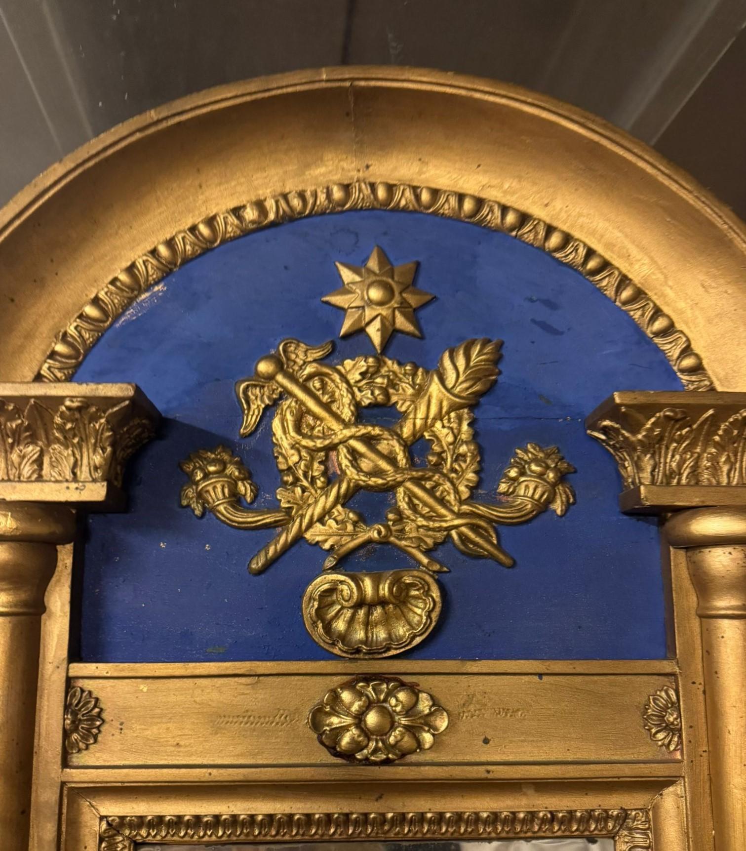 Dorato Specchio in legno laccato blu e oro, con simbolo della medicina, Italia in vendita