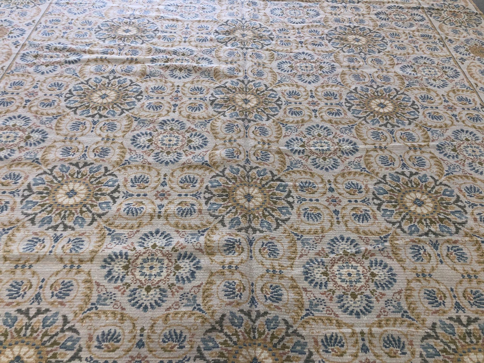 Dieser helle und ansprechende blau-goldene Teppich mit Blumenmuster erinnert an einen Fliesenboden mit der Wärme und Weichheit eines Teppichs. Handgeknüpfte Wolle.