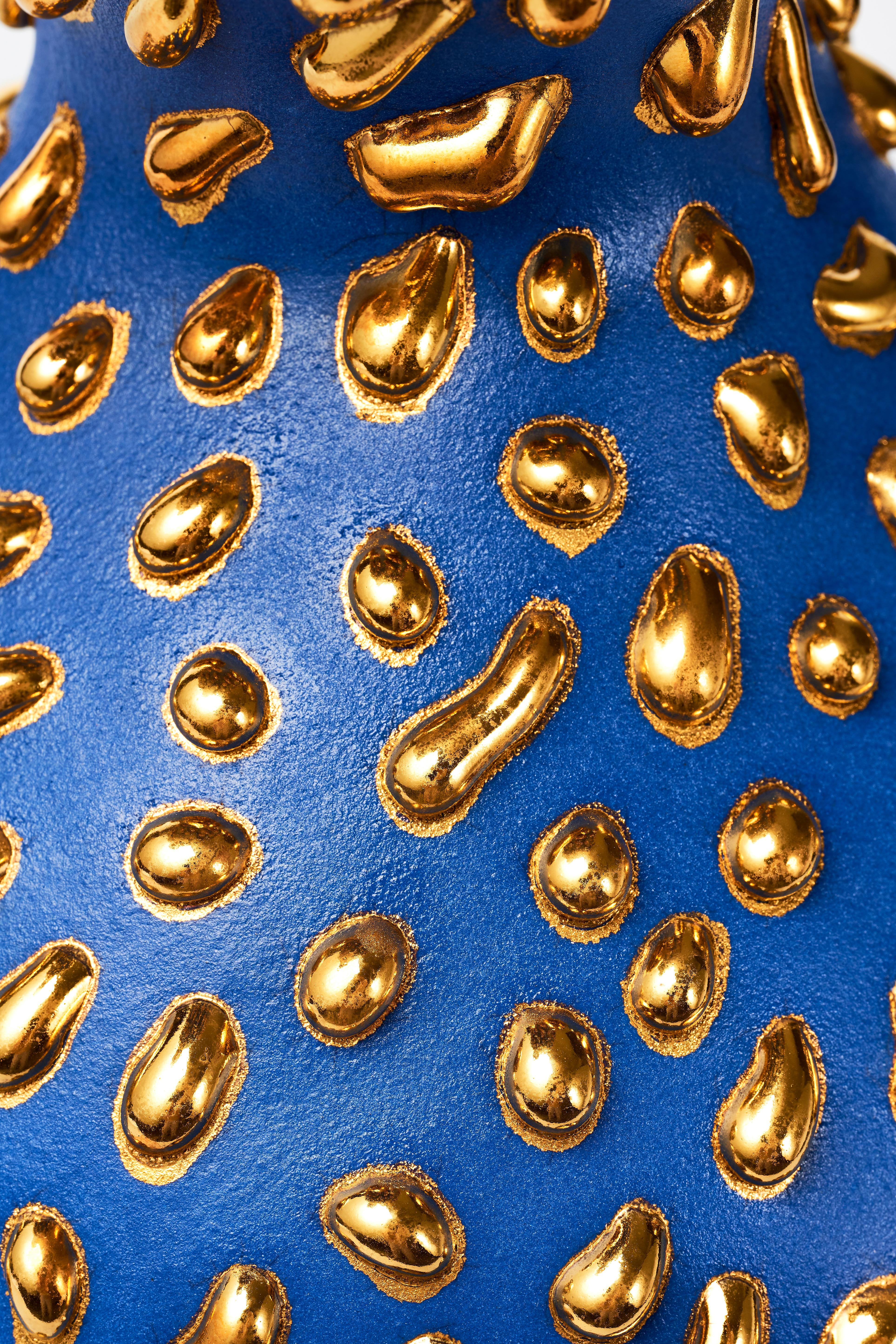 Scultura creatura giocosa blu e oro, Ahryun Lee In condizioni Nuovo in vendita a New York, NY