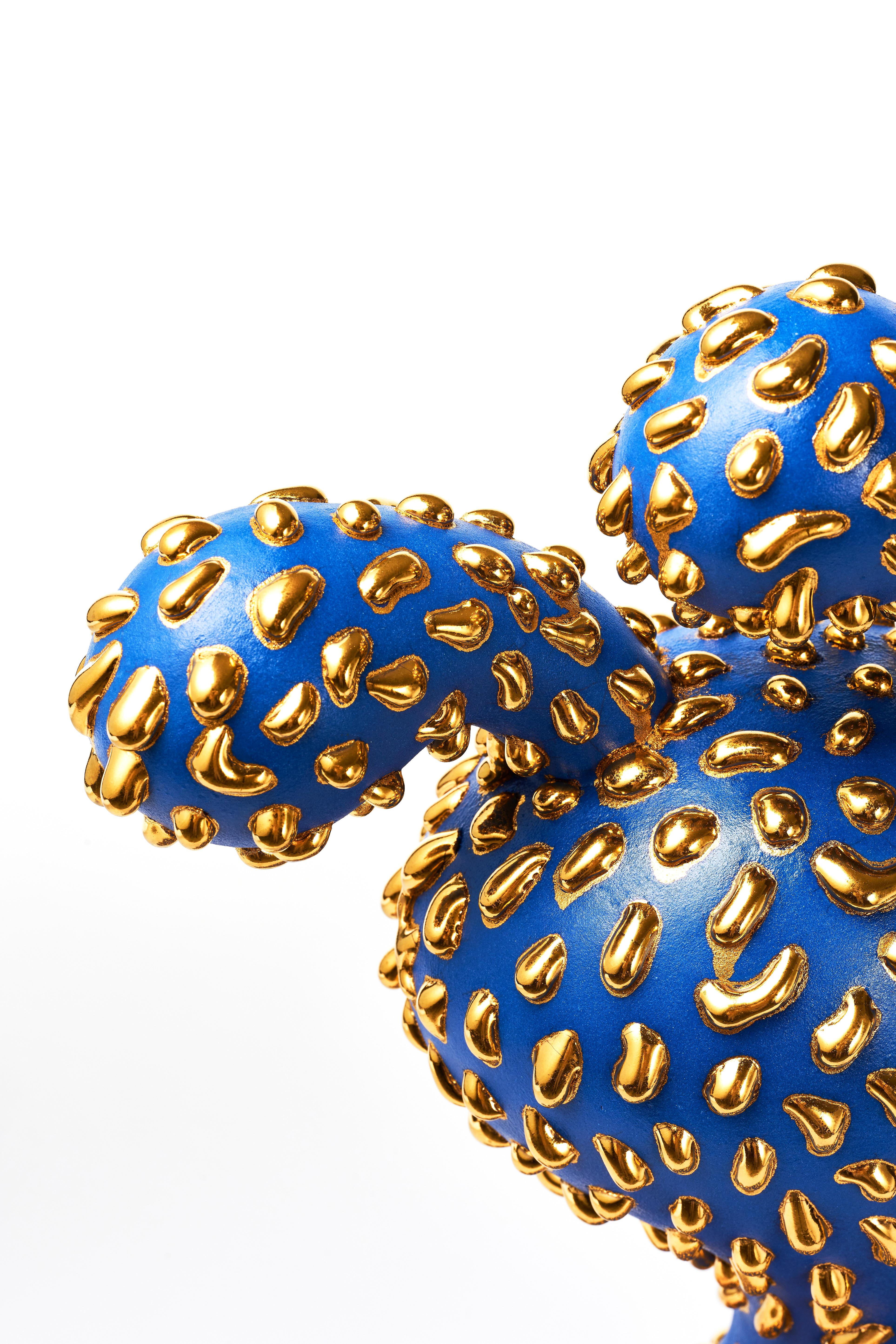 XXI secolo e contemporaneo Scultura creatura giocosa blu e oro, Ahryun Lee in vendita