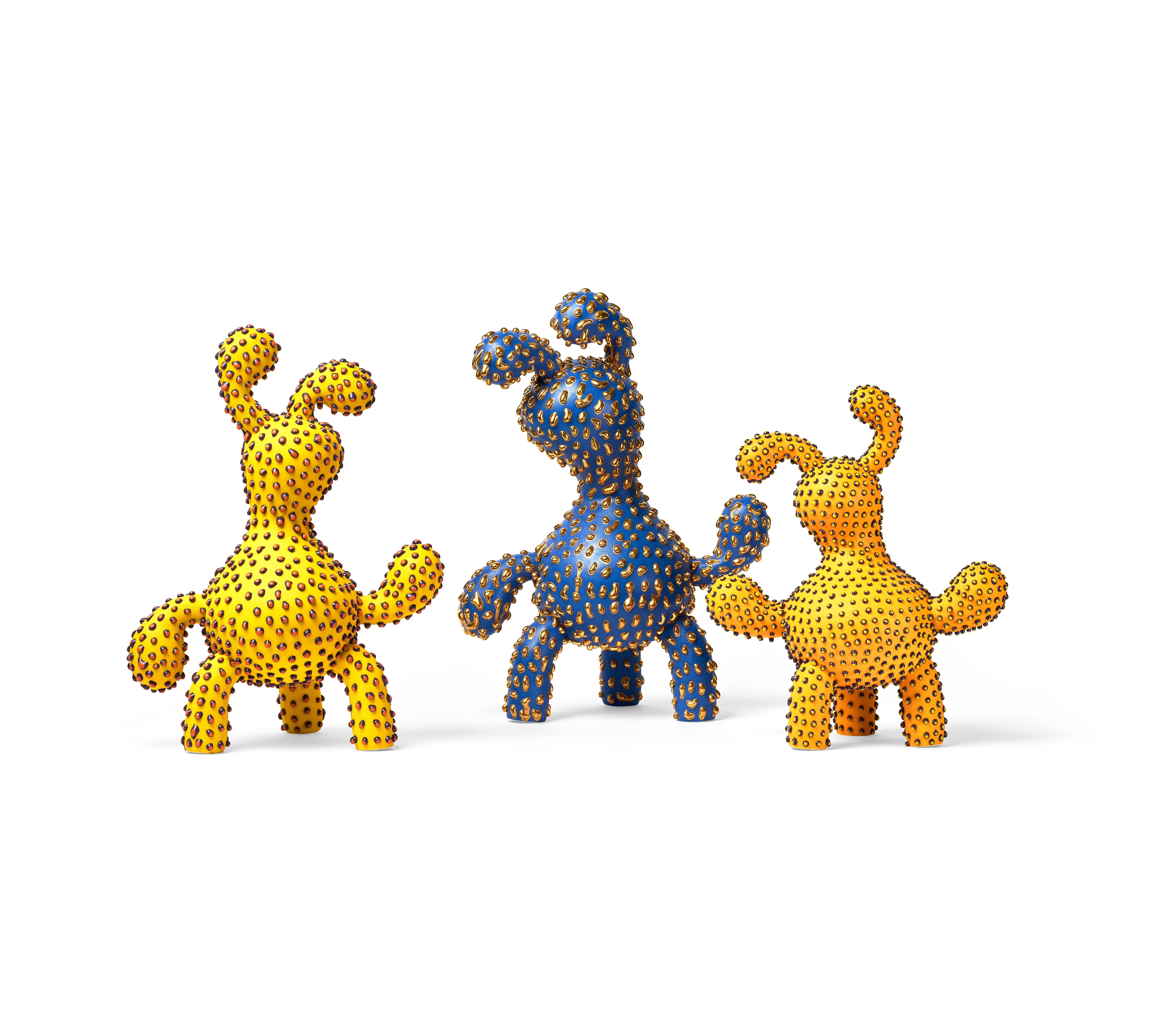 Porcellana Scultura creatura giocosa blu e oro, Ahryun Lee in vendita