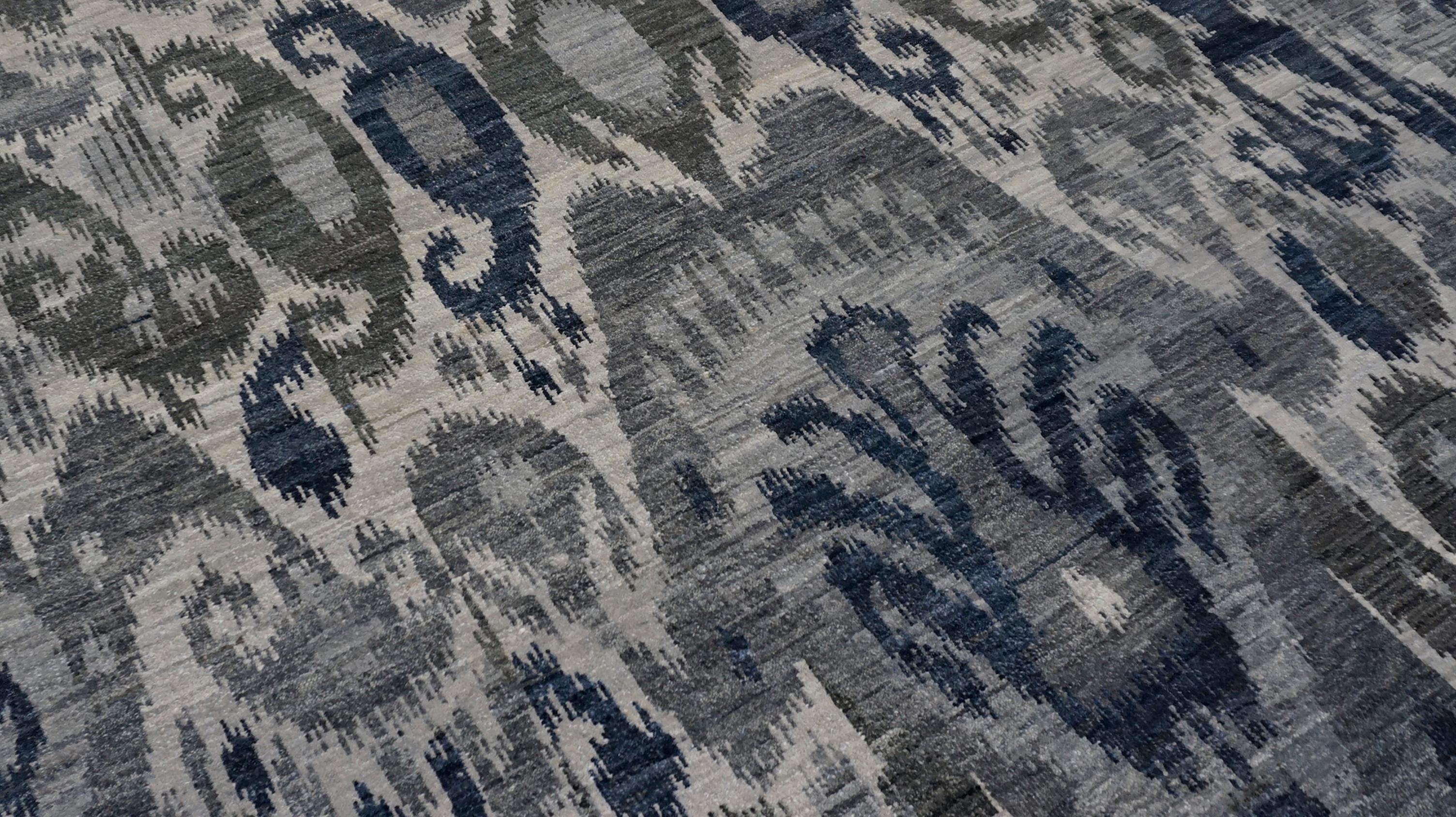Blauer und grauer Ikat-Wollteppich 5'1''x7' (Moderne) im Angebot