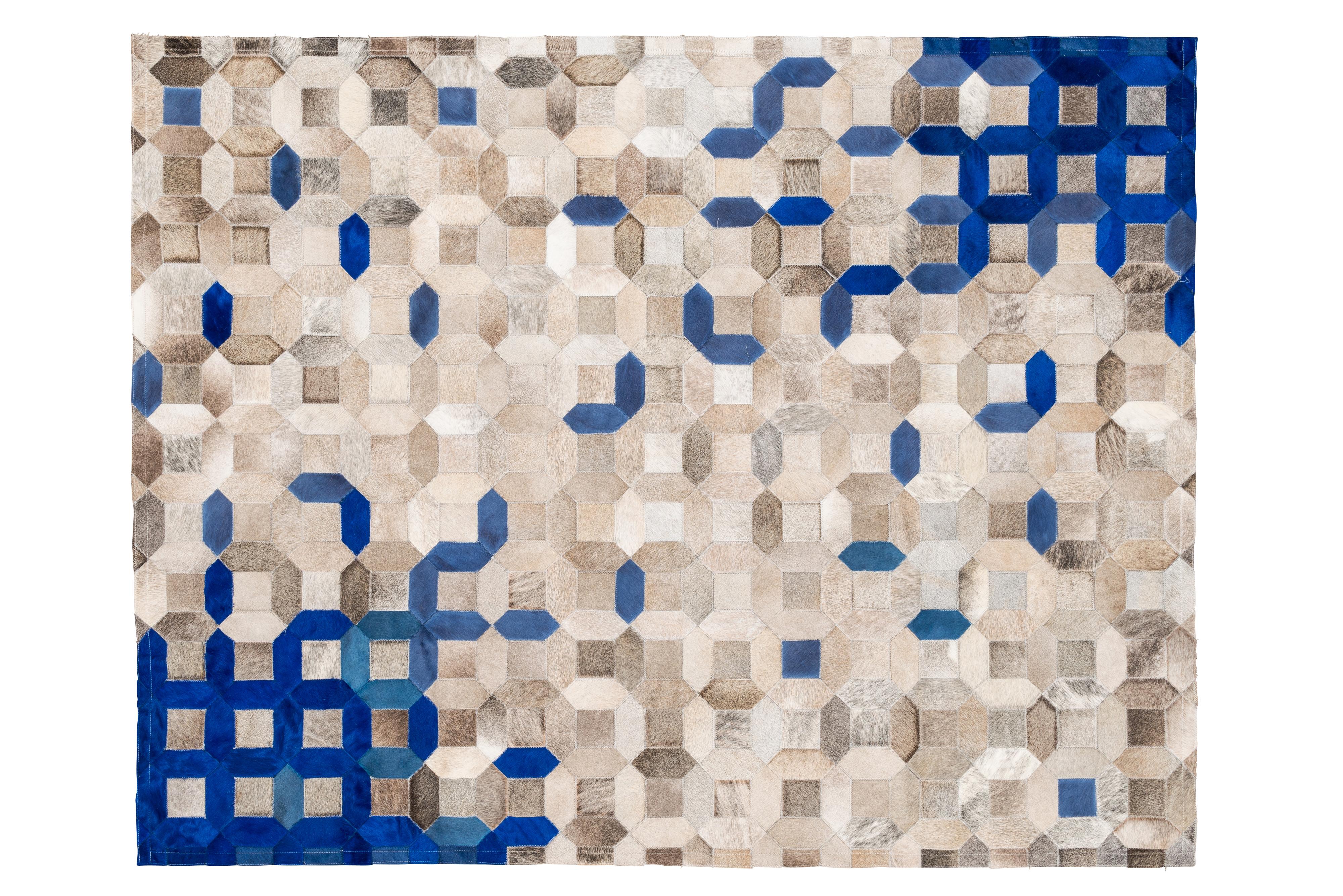 Blauer und grauer, maßgeschneiderter Teppich aus Rindsleder XXLarge mit Mosaikverzierung (Pakistanisch) im Angebot