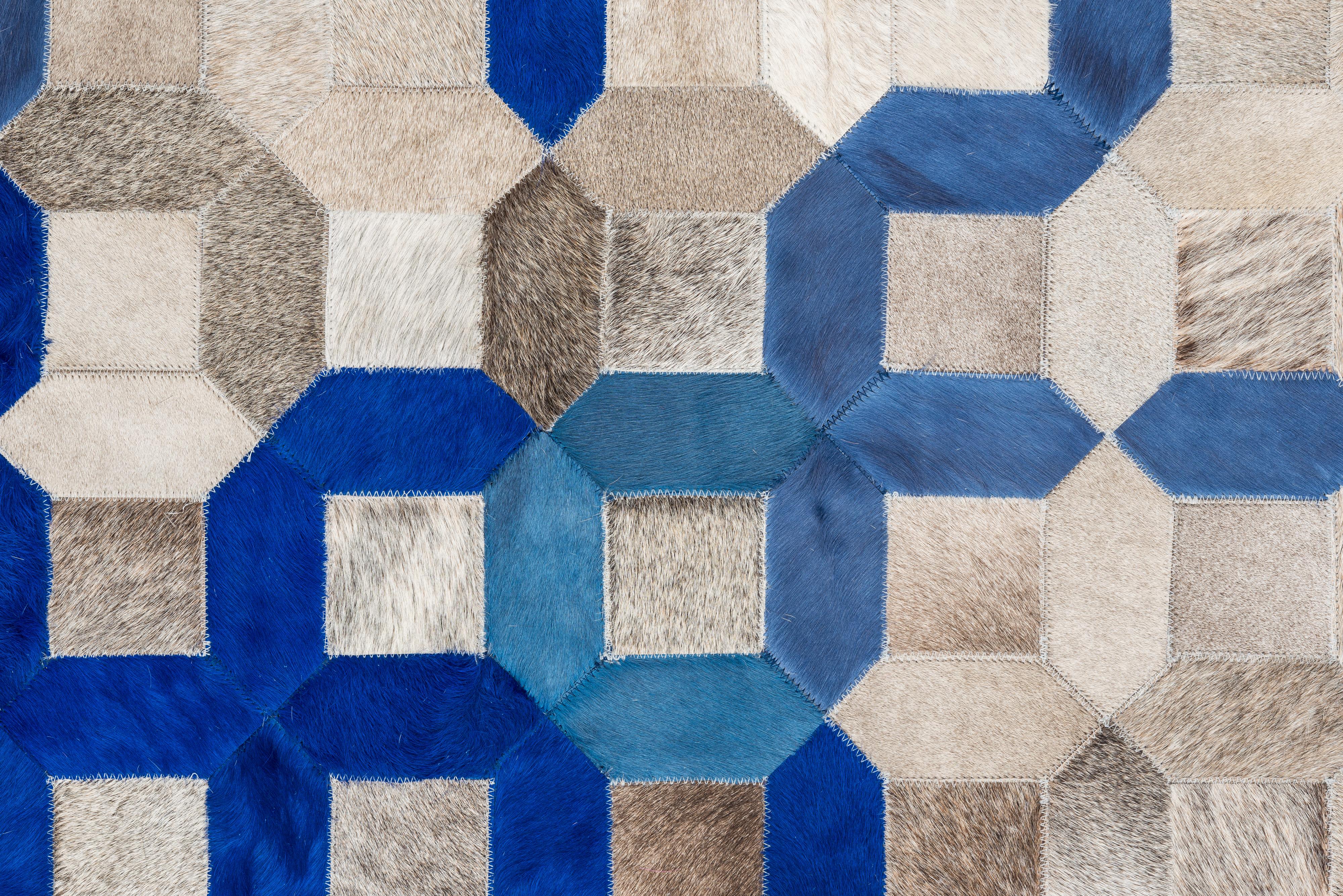 Blauer und grauer, maßgeschneiderter Teppich aus Rindsleder XXLarge mit Mosaikverzierung im Zustand „Neu“ im Angebot in Charlotte, NC