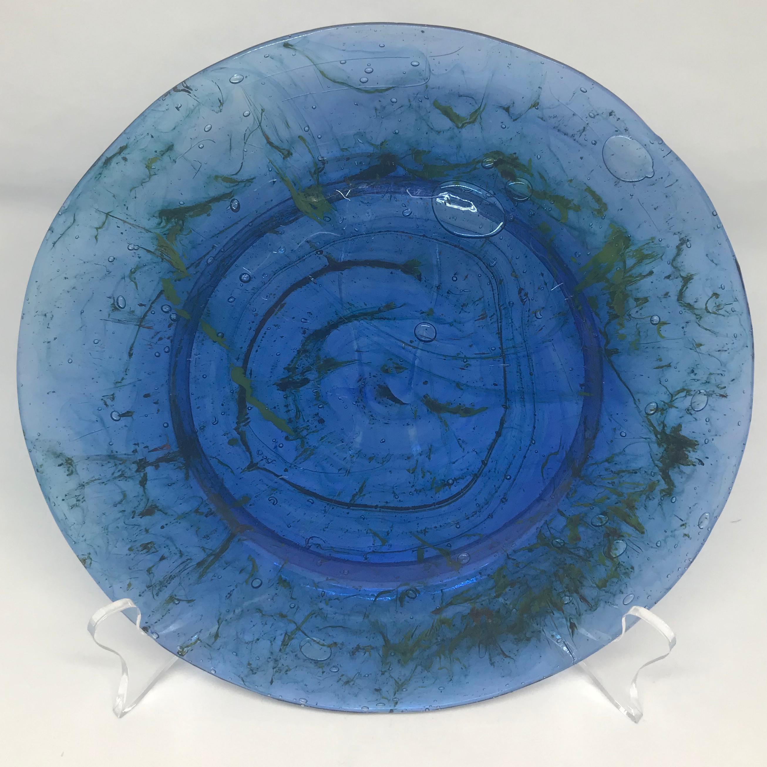 Blue and green bubble blown glass plate. Artistic vintage hand blown seeded glass plate with large bubbles and “seaweed” throughout, United States, 19th century
Dimension: 8.5