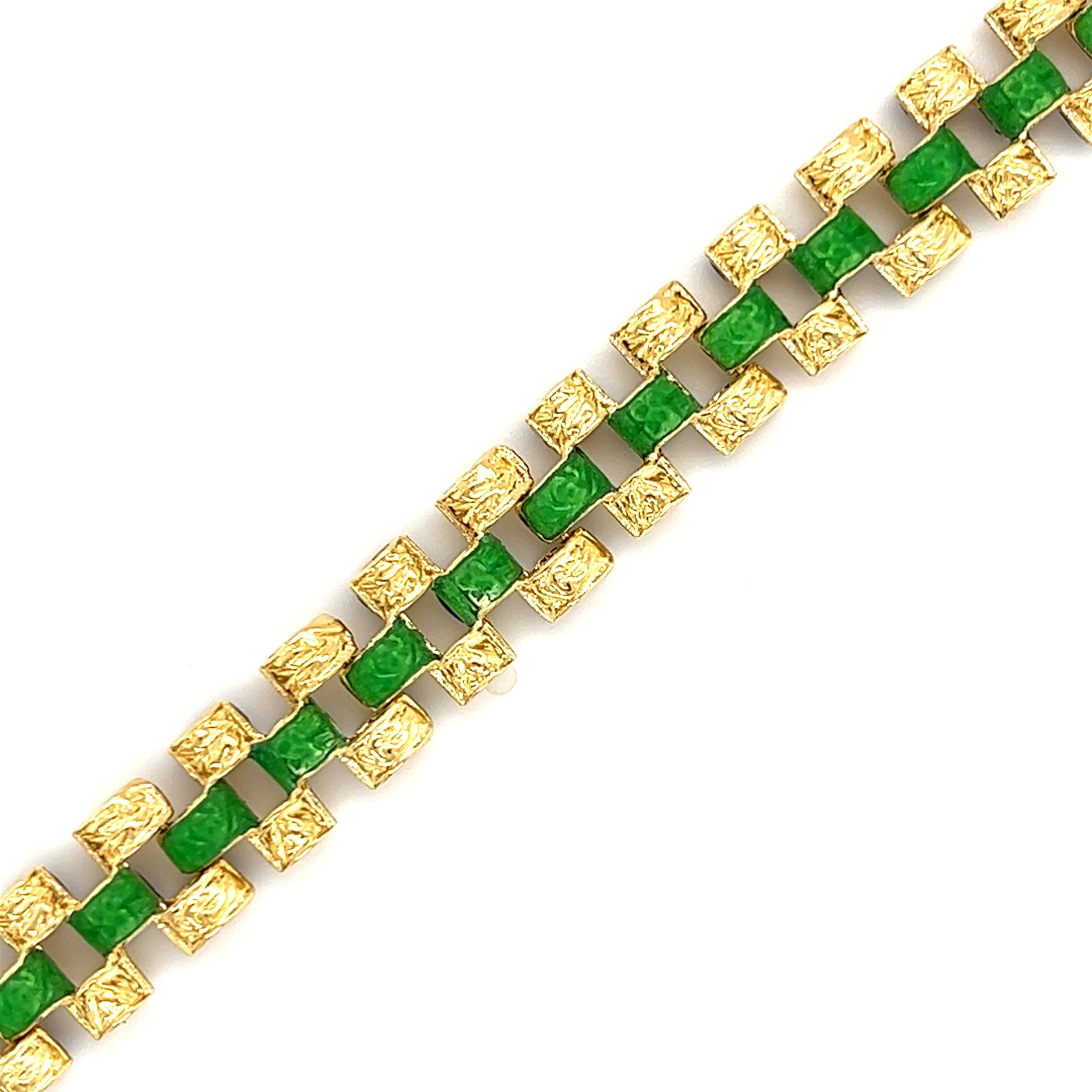 Ein Wendearmband aus 18 Karat Gelbgold mit blauer und grüner Emaille.  Das Armband ist 7,25 cm lang und hat einen verdeckten Verschluss.  