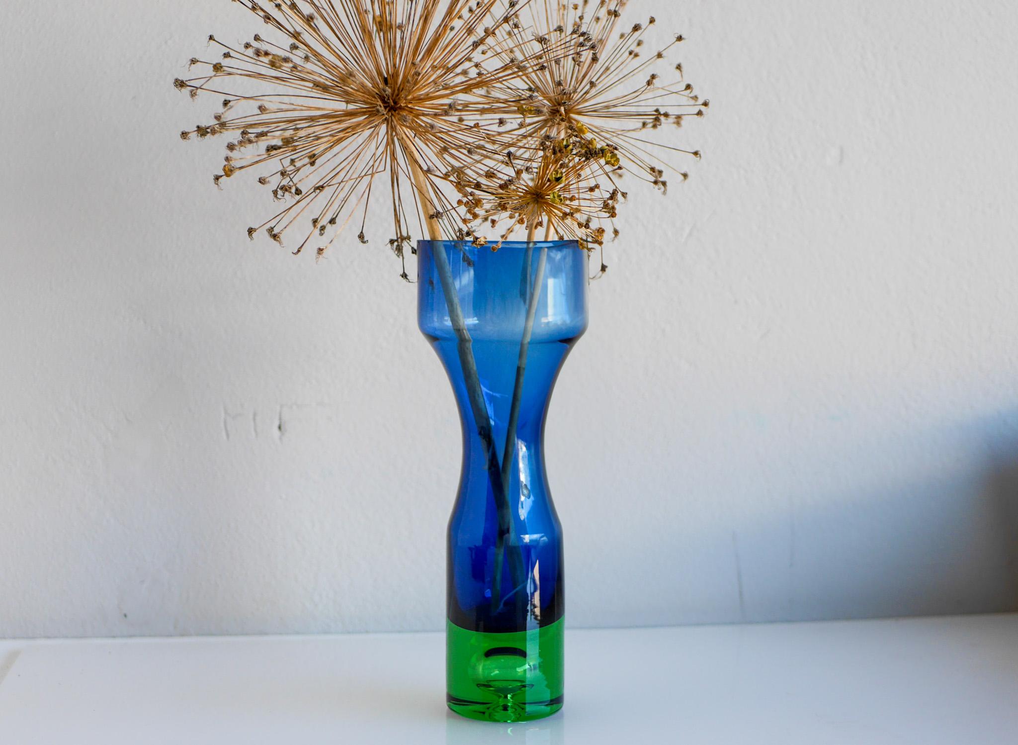 Un sorprendente vaso in vetro blu e verde di Bo Borgström per Åseda Glass works, Svezia. Si tratta di un pezzo di vetro molto particolare. Il vaso ha una bella forma e colori forti in due strati: la parte superiore ha un forte colore blu martin