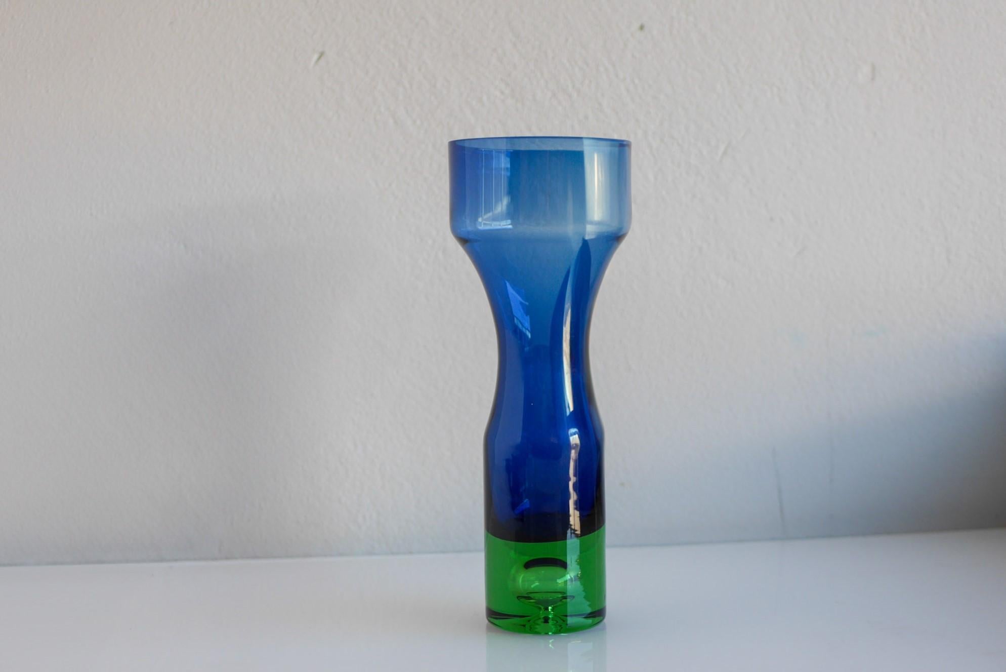 Vaso in vetro blu e verde di Bo Borgström per Åseda, Svezia in vendita 8