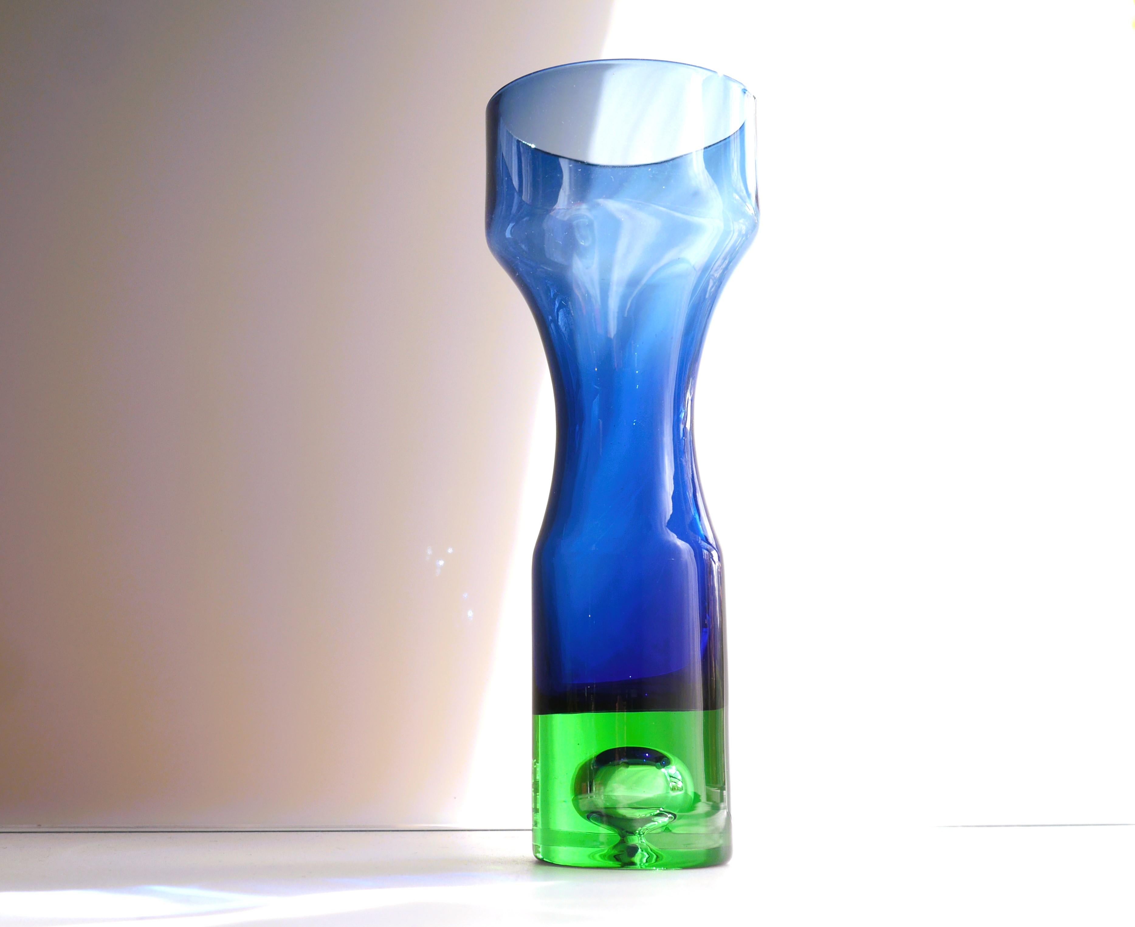 Vase en verre bleu et vert de Bo Borgström pour Åseda Glass Works, Suède. Il s'agit d'une pièce en verre qui a beaucoup d'allure. Le vase a une belle forme et des couleurs fortes en deux couches : la partie supérieure est d'un bleu Kingfisher