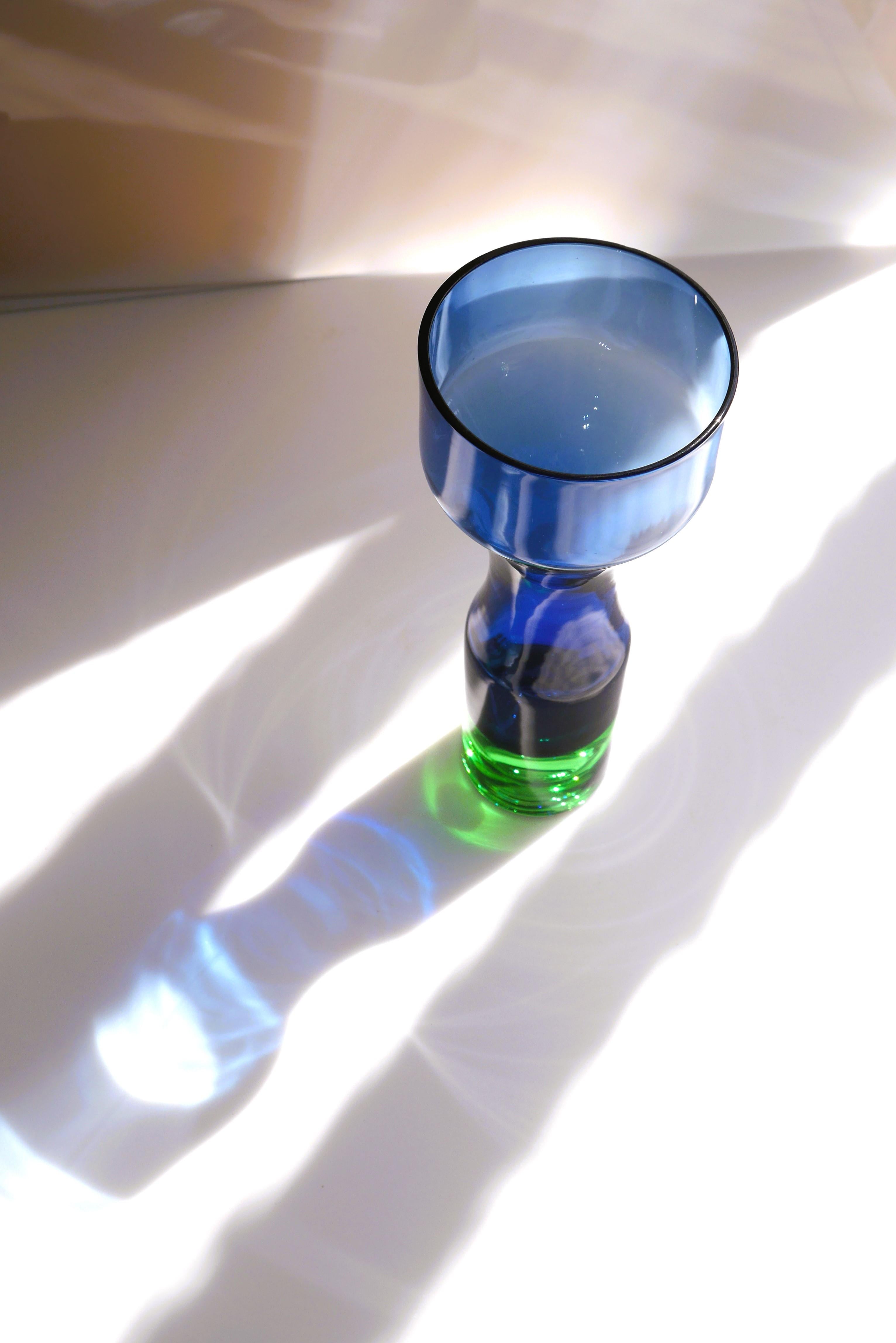 Suédois Vase en verre bleu et vert de Bo Borgström pour Åseda, Suède en vente