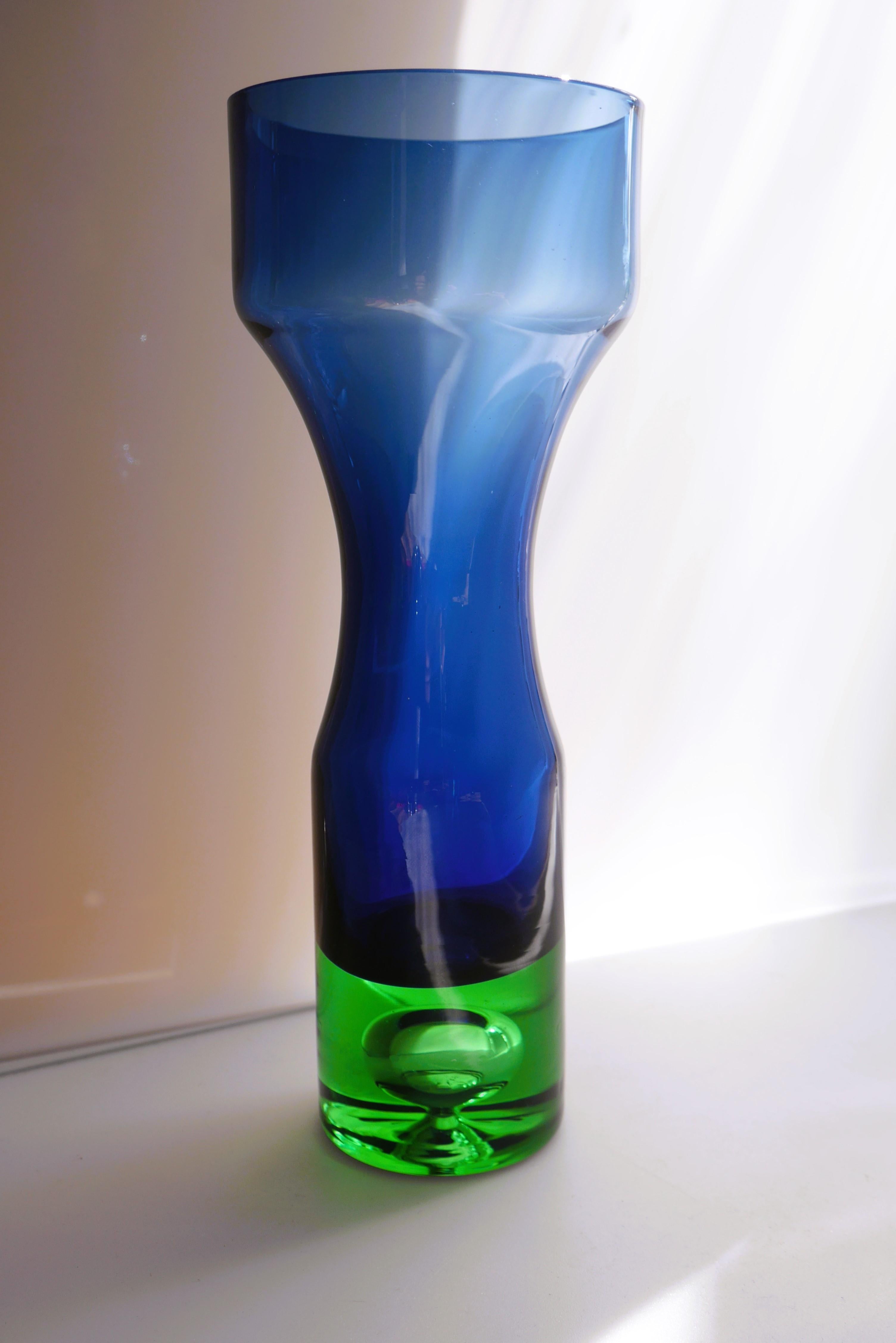 Fait main Vase en verre bleu et vert de Bo Borgström pour Åseda, Suède en vente