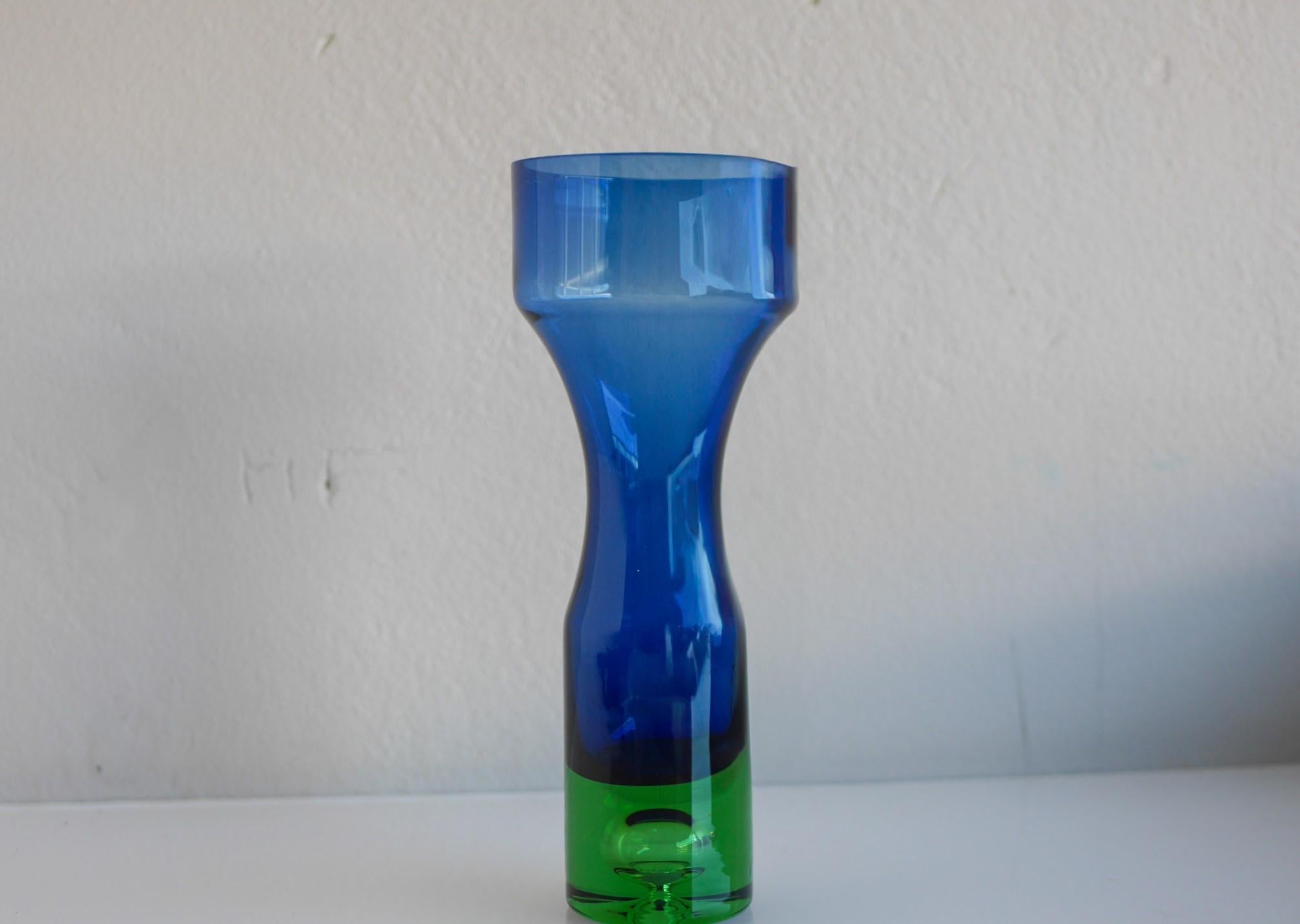 Vaso in vetro blu e verde di Bo Borgström per Åseda, Svezia in vendita 1