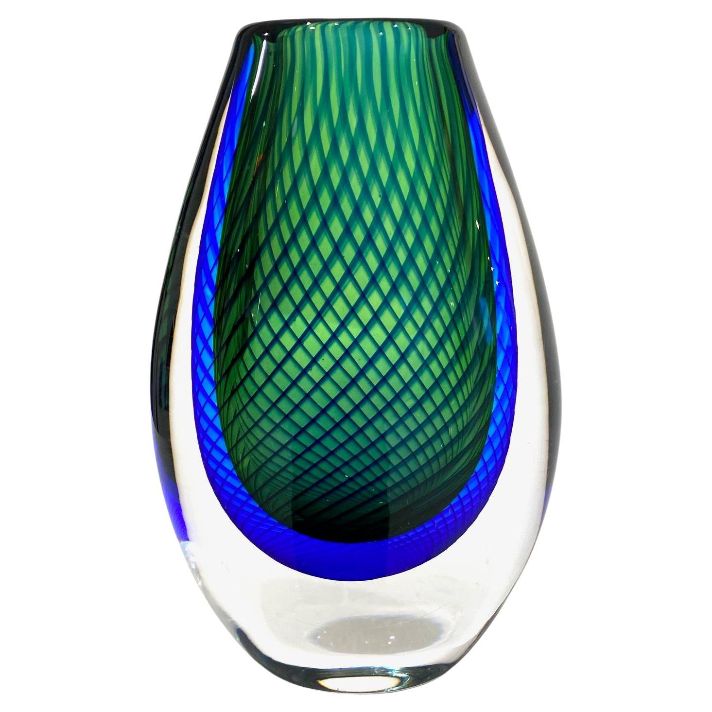 Vaso in vetro blu e verde di Vicky Lindstrand per Kosta Boda. in vendita