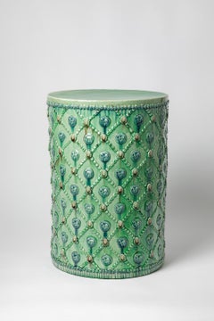 Tavolo o sgabello in ceramica smaltata blu e verde di Sophy Mckeith, 2026.