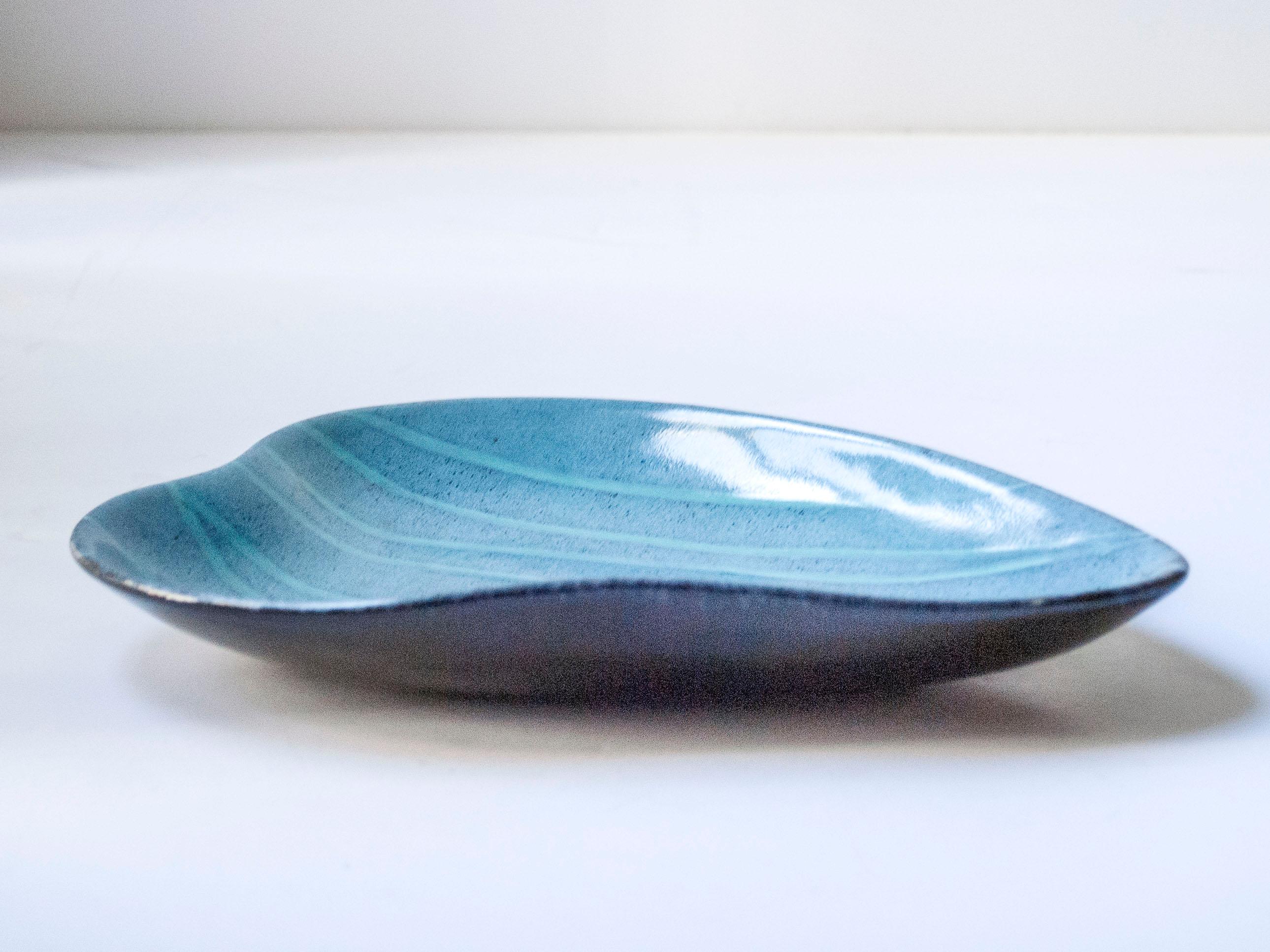 Assiette en céramique bleue et verte en forme de feuille, Suède, c. 1960

Vide poche/catch-all/plate en forme de feuille, rappelant Anna-Lisa Thompson. Origine : Suède.

-

MATERIAL : Céramique émaillée 

Dimensions : H 1.5