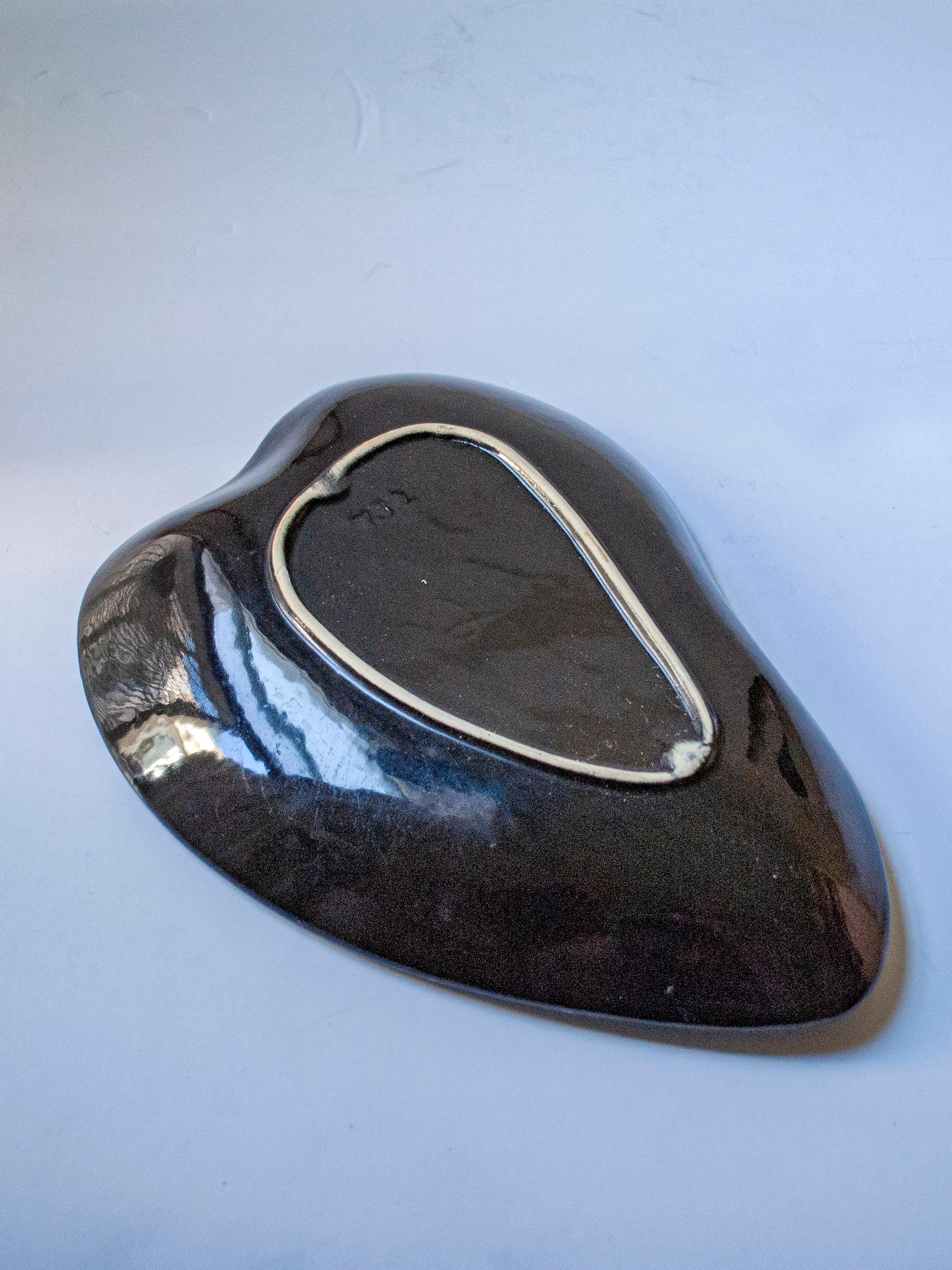 Moderne Assiette en céramique bleue et verte en forme de feuille, Suède, c. 1960 en vente