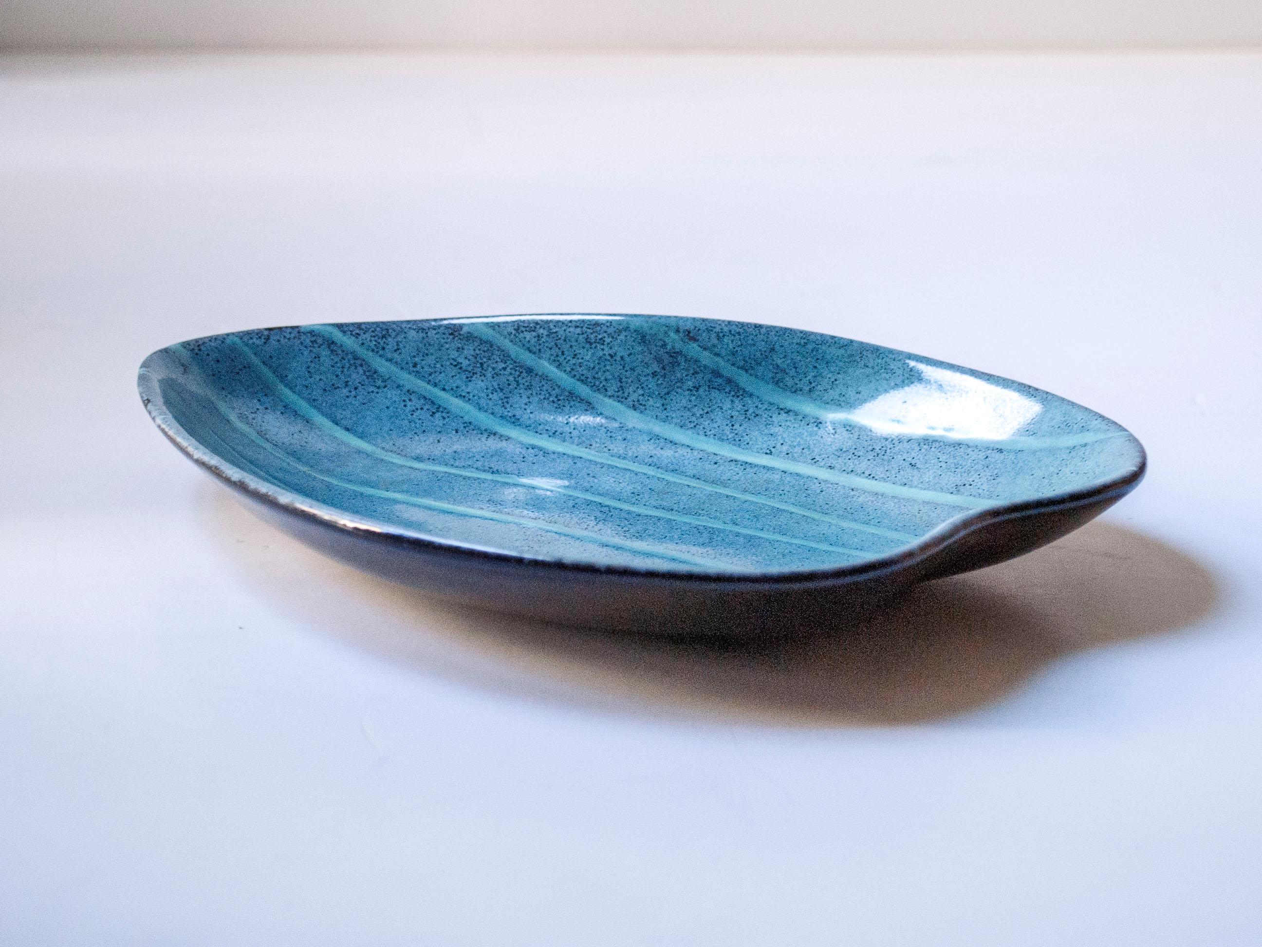 Français Assiette en céramique bleue et verte en forme de feuille, Suède, c. 1960 en vente
