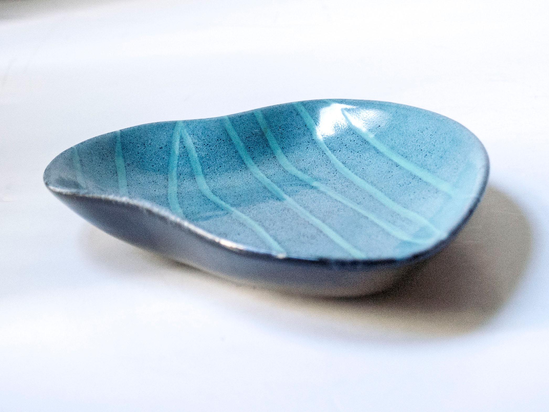 Vernissé Assiette en céramique bleue et verte en forme de feuille, Suède, c. 1960 en vente