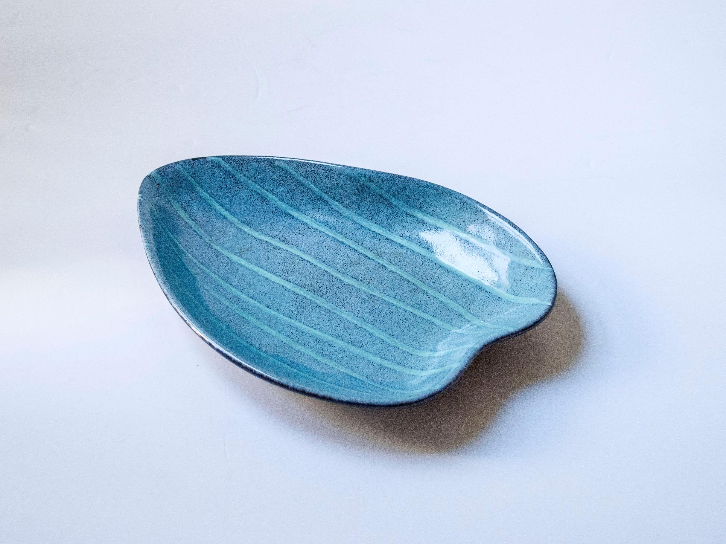 Assiette en céramique bleue et verte en forme de feuille, Suède, c. 1960 Excellent état - En vente à New York, NY