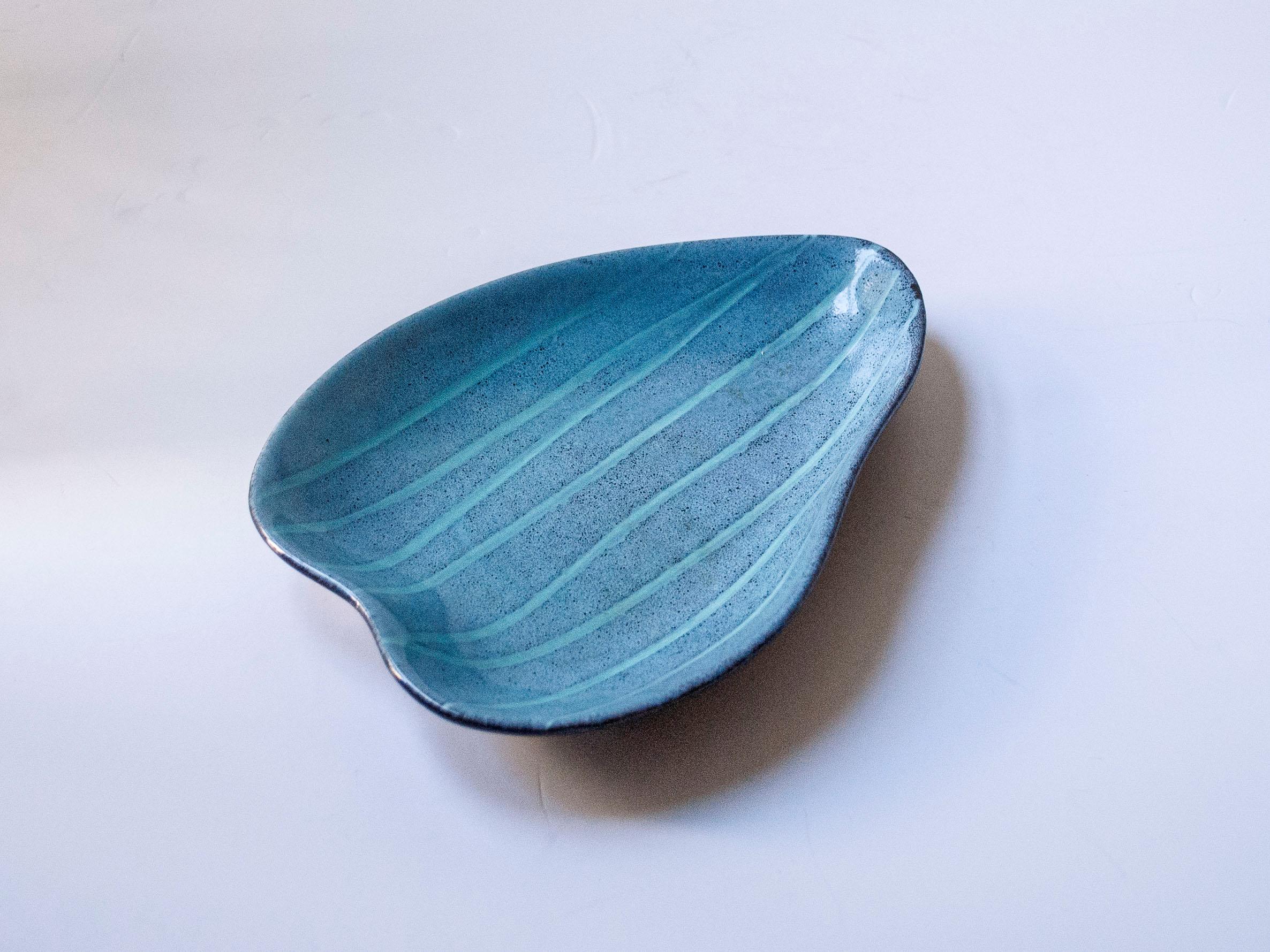 Milieu du XXe siècle Assiette en céramique bleue et verte en forme de feuille, Suède, c. 1960 en vente