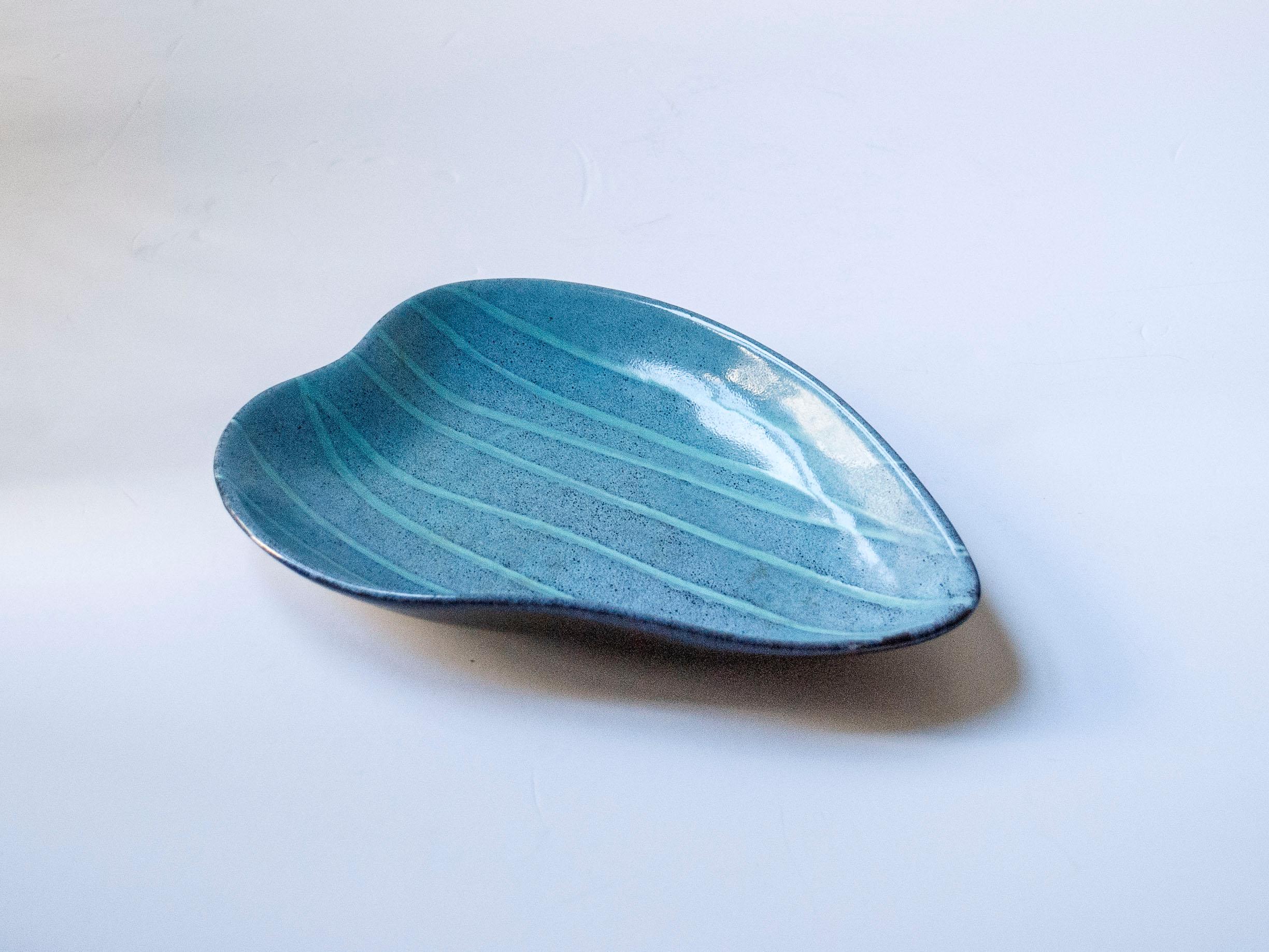 Céramique Assiette en céramique bleue et verte en forme de feuille, Suède, c. 1960 en vente