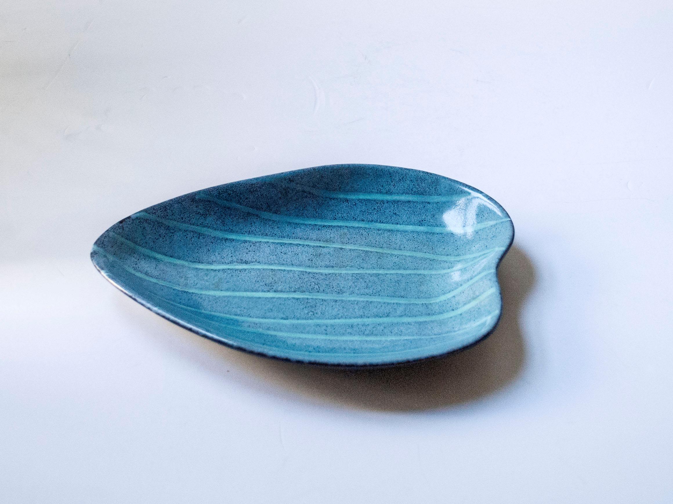 Assiette en céramique bleue et verte en forme de feuille, Suède, c. 1960 en vente 1