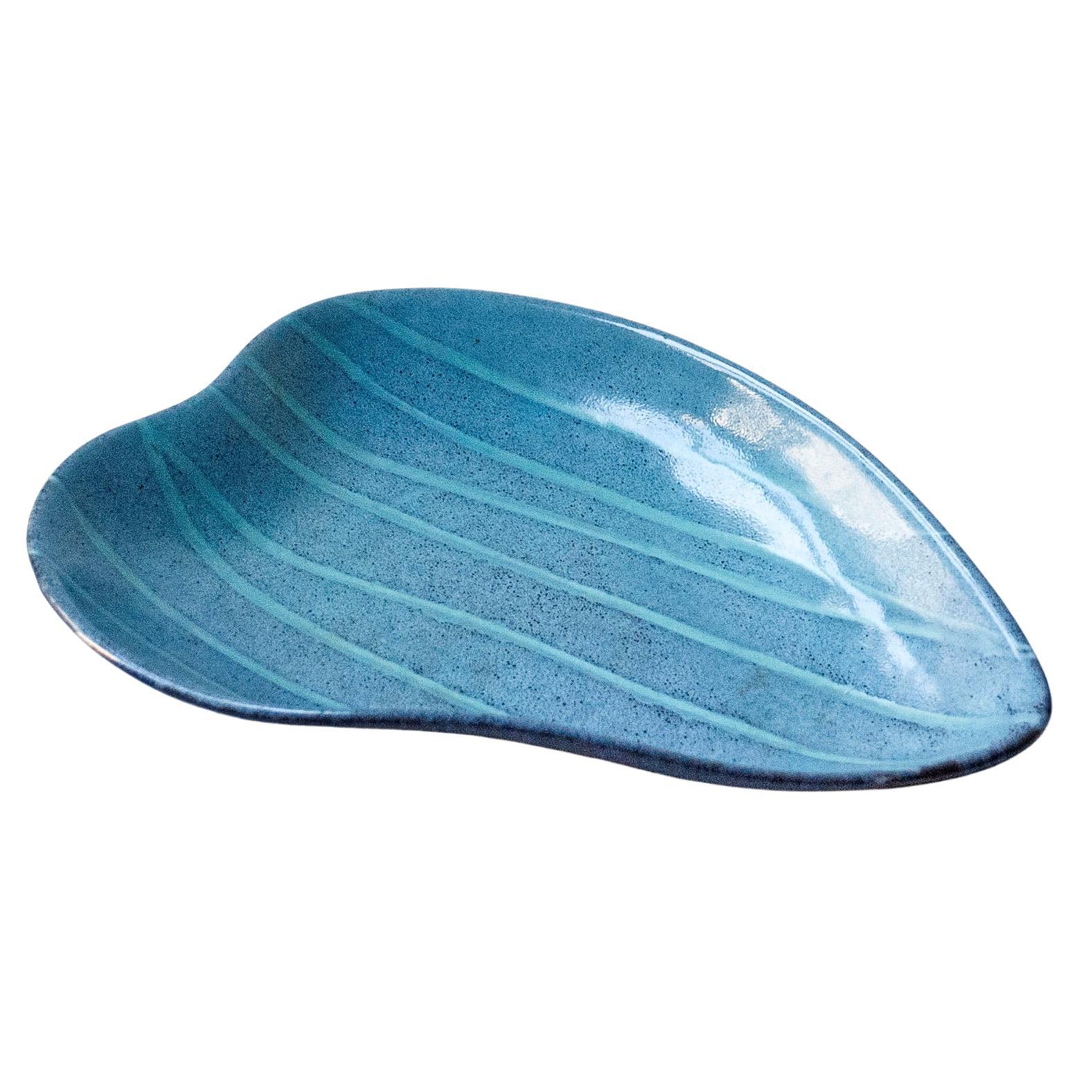 Assiette en céramique bleue et verte en forme de feuille, Suède, c. 1960 en vente