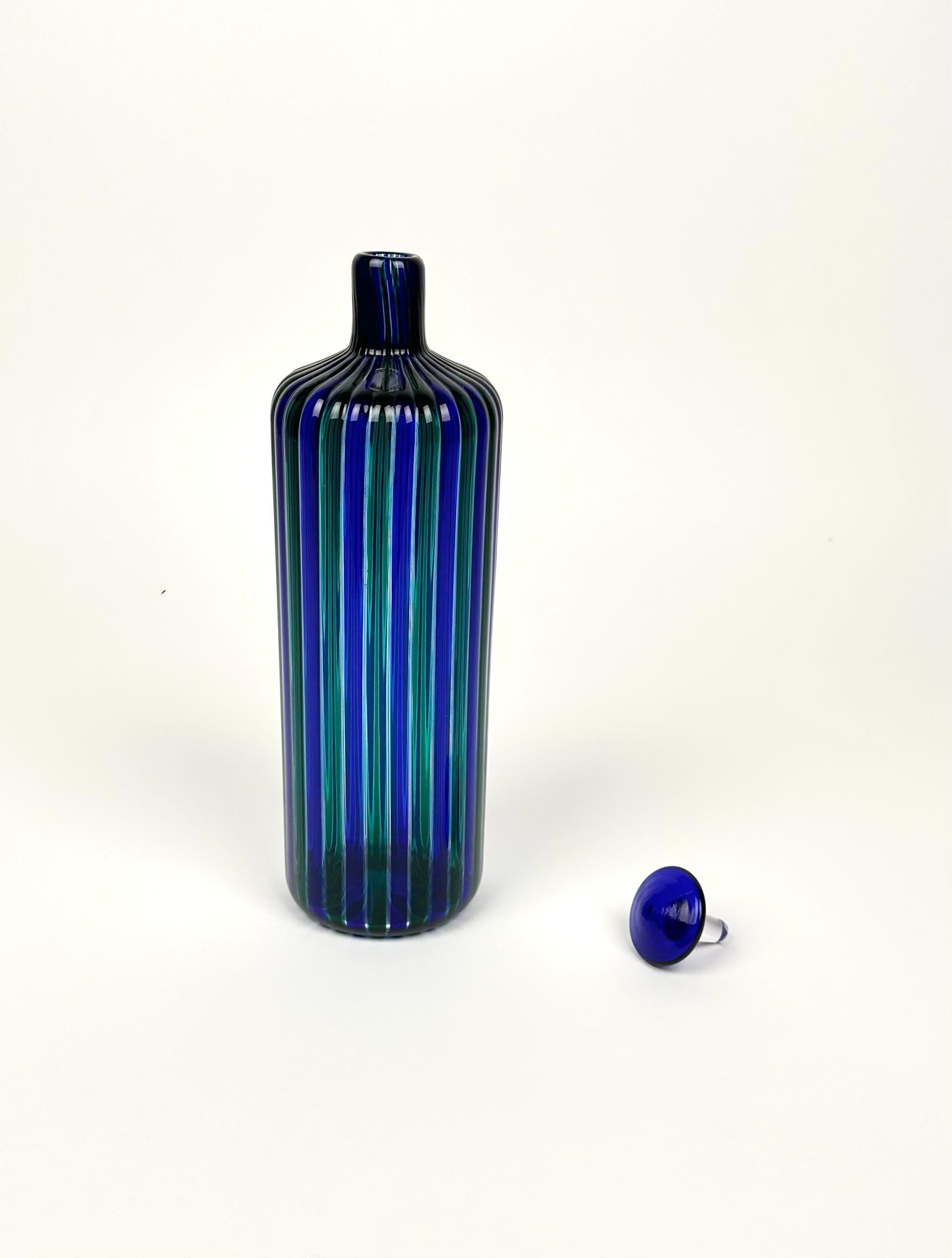 Blaue und grüne Muranoglasflasche von Fulvio Bianconi für Venini, Italien 1988 (Moderne der Mitte des Jahrhunderts) im Angebot