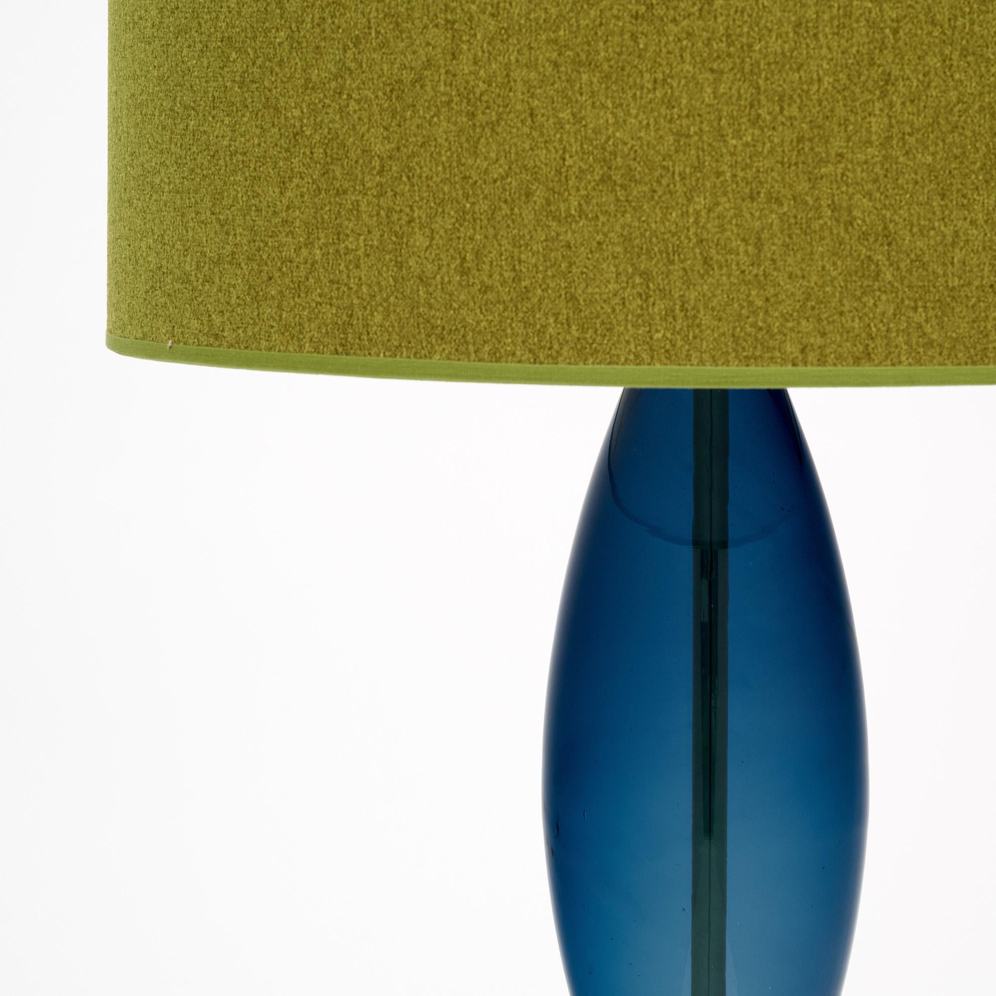 Paire de lampes de table en verre soufflé à la main provenant de l'île de Murano, en Italie, près de Venise. Chaque lampe présente des éléments en verre uniques de l'époque d'Ettore Sage en vert sauge et bleu profond montés sur une structure en