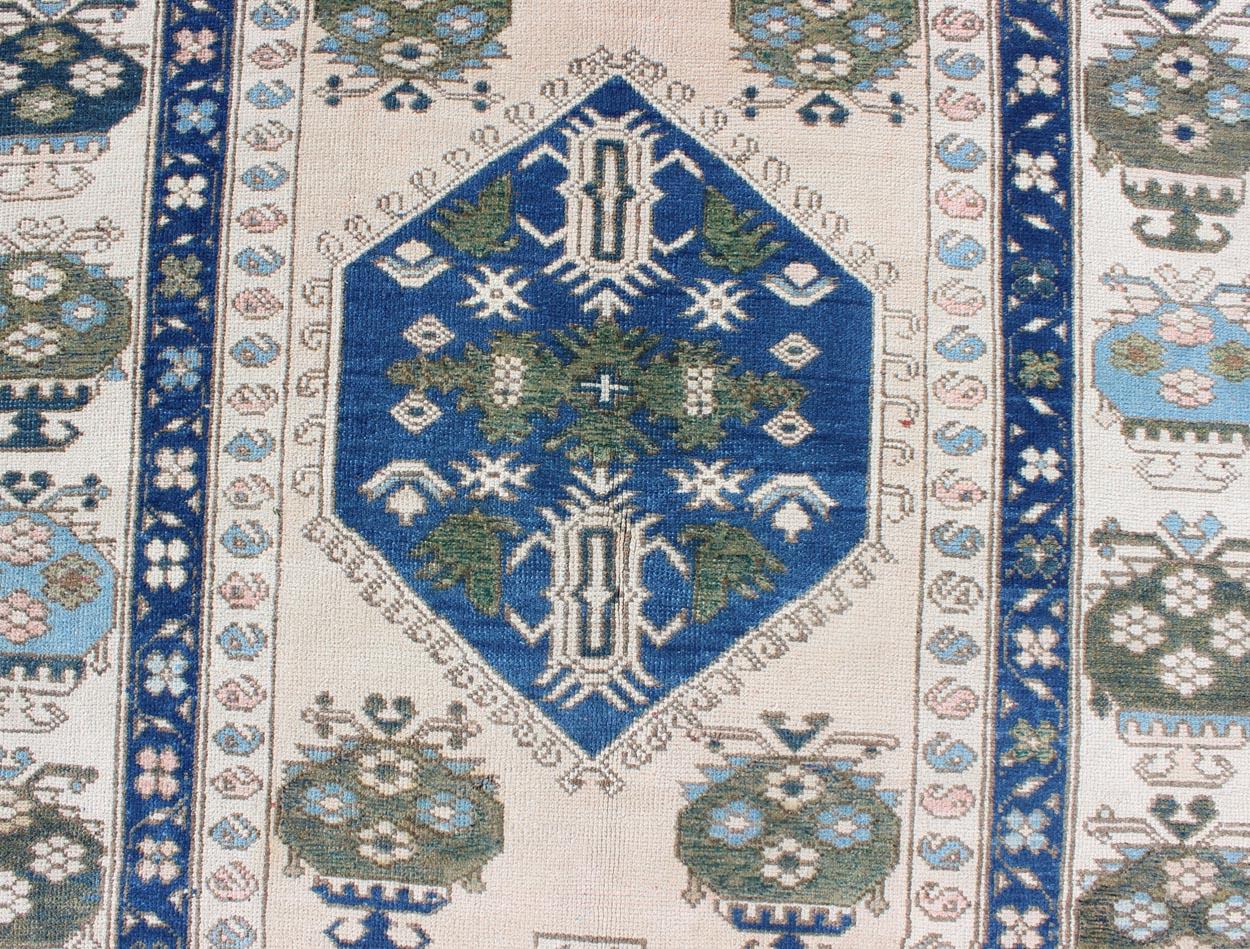 Tapis bleu et vert géométrique Oushak Vintage avec médaillon Bon état - En vente à Atlanta, GA