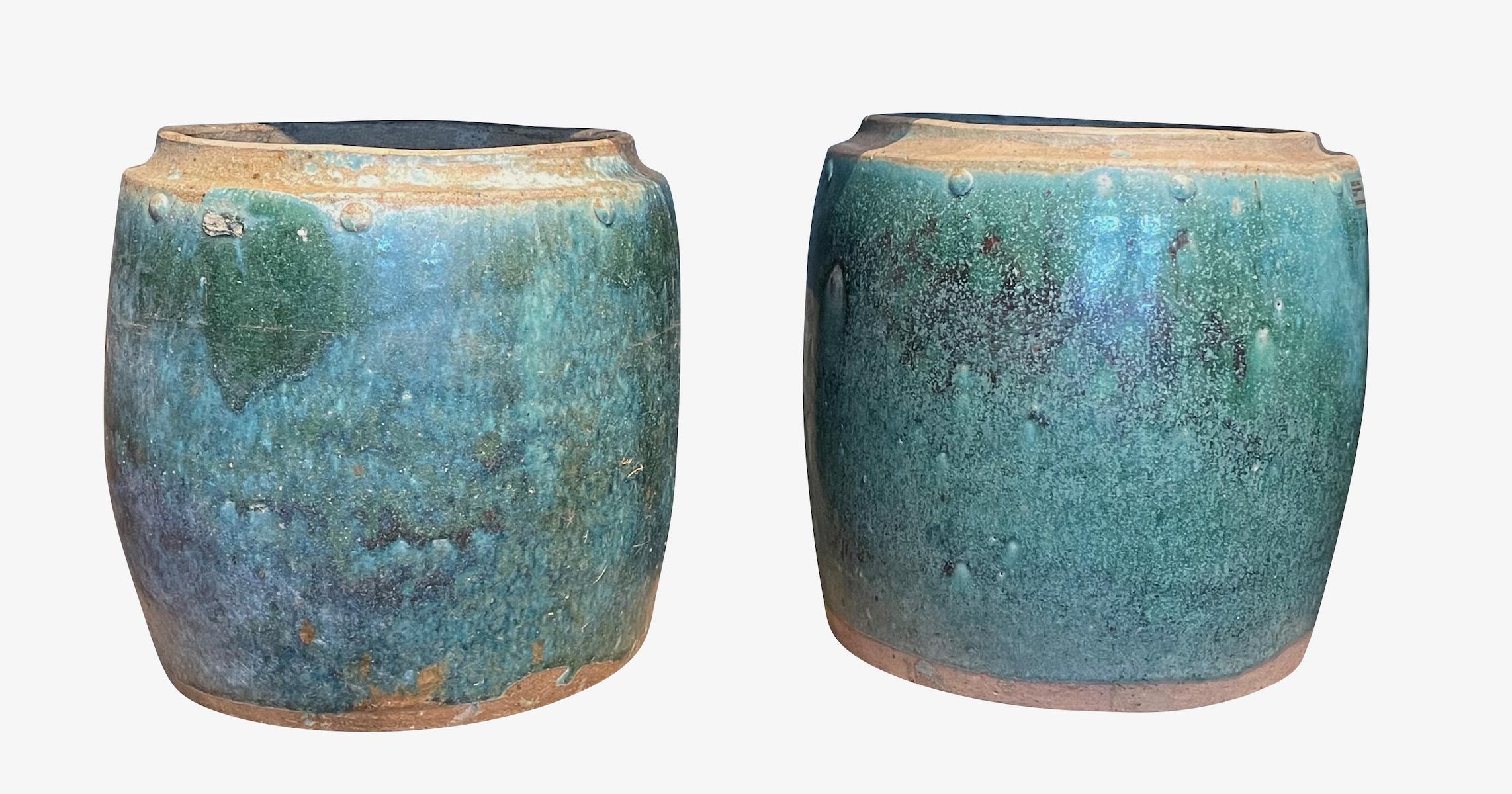 Vaso di zenzero del Borneo del XVIII secolo.
Dettagli decorativi con rivetti intorno alla parte superiore del vaso.
Bellissime sfumature di smalto blu e verde.
Due disponibili e venduti singolarmente.