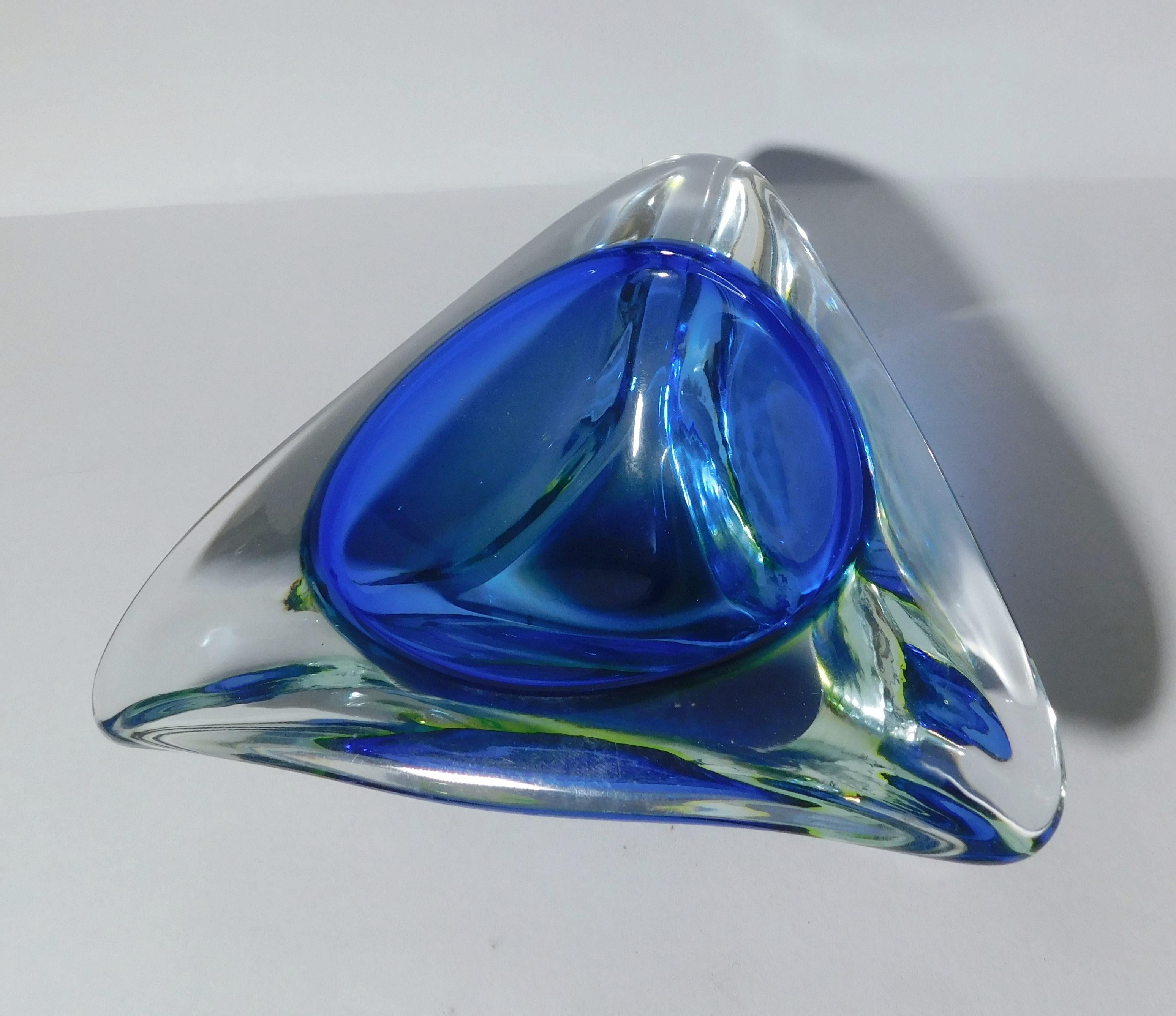 Vintage Italienische blaue und grüne dreieckige Murano Glasschale oder Aschenbecher, mundgeblasen in Sommerso Technik / Made in Italy, ca. 1960er Jahre
Maße: Breite 9 Zoll / Höhe 2,3 Zoll
Bestellnummer: FABIOLTD L126
Dieses Stück ist ein tolles und