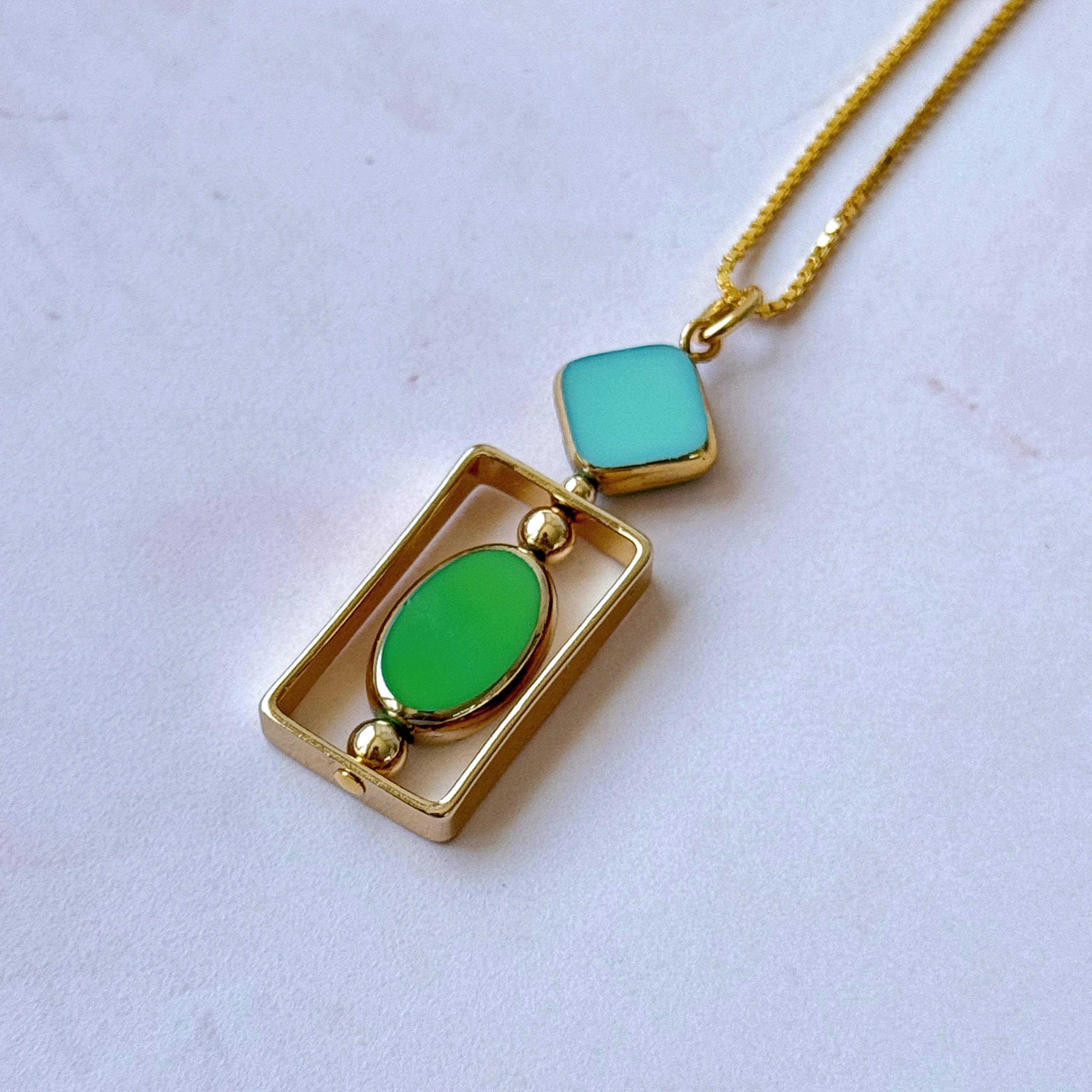 Collar colgante de vidrio azul y verde vintage Bauhaus de plata chapada en oro de 18 quilates Art Decó en venta