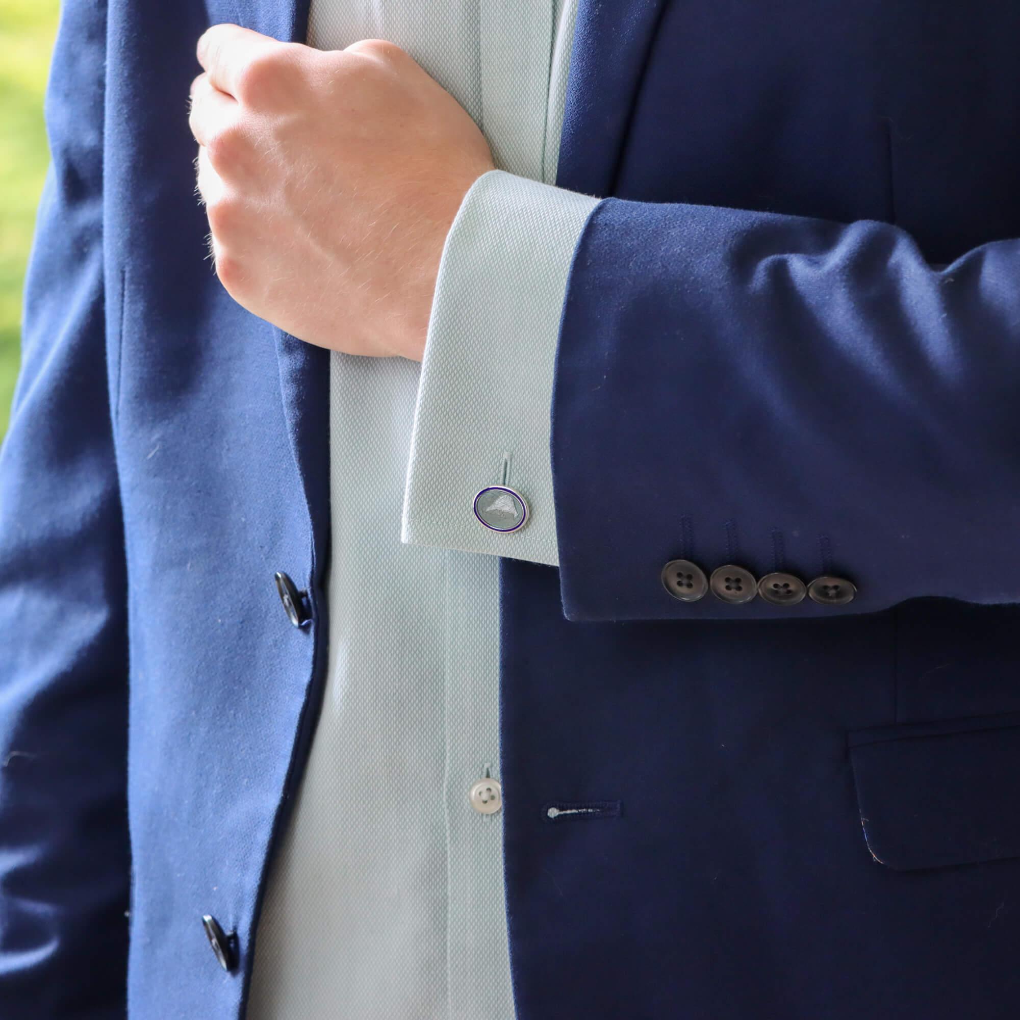 Une belle paire de boutons de manchette ovales en émail bleu et gris, en argent sterling britannique. 

Chaque bouton de manchette est composé de deux visages ovales solidement reliés par un maillon de chaîne. Chaque face de bouton de manchette est