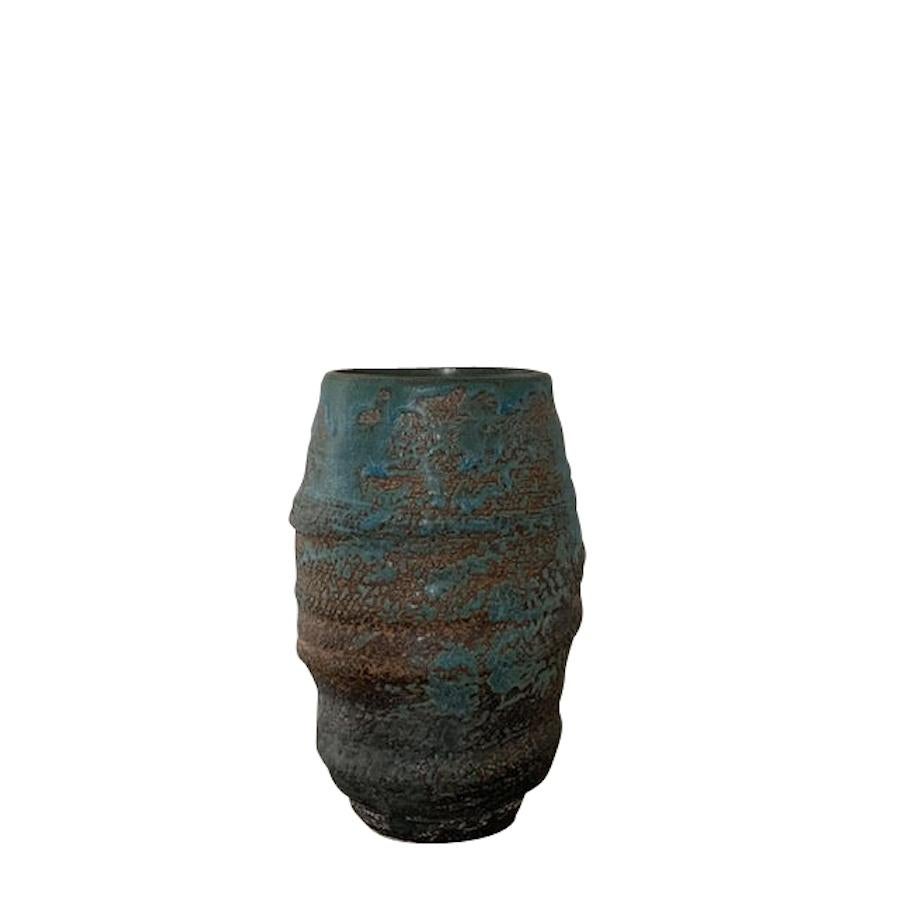 Zeitgenössische amerikanische handgedrehte Vase des Keramikkünstlers Peter Speliopoulos. 
Eines von vielen Stücken aus einer Serie von Arbeiten in einer neuen Collection'S.
Signiert vom Künstler.
Die mattblaue Glasur, gepaart mit einer Achatglasur,