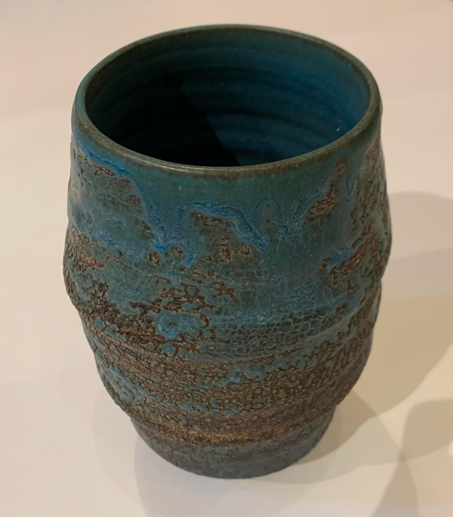Blaue und graue handgedrehte Vase von Peter Speliopoulos, USA, zeitgenössisch (amerikanisch) im Angebot