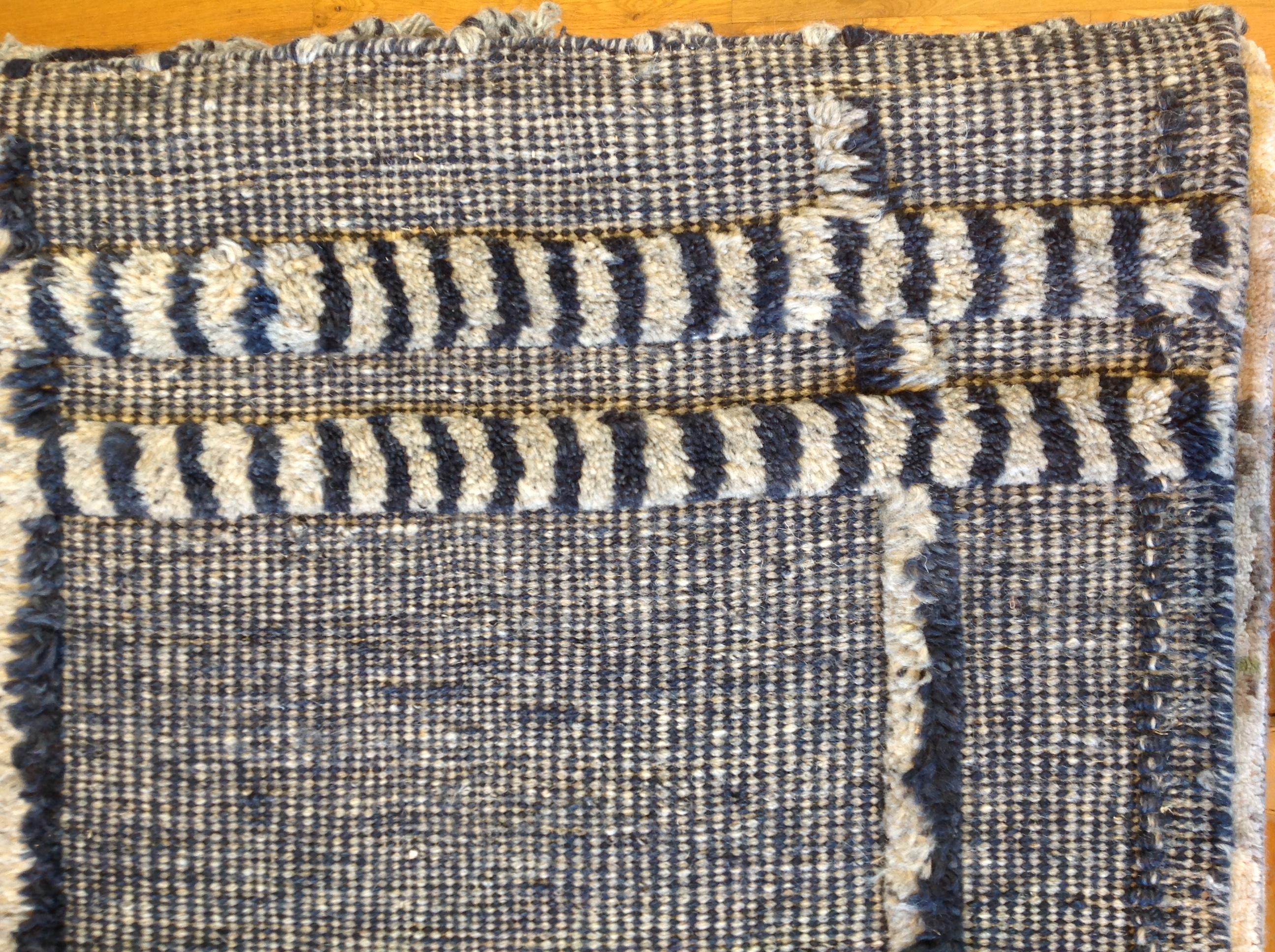 Rustikaler Teppich in Blau und Grau (Wolle) im Angebot