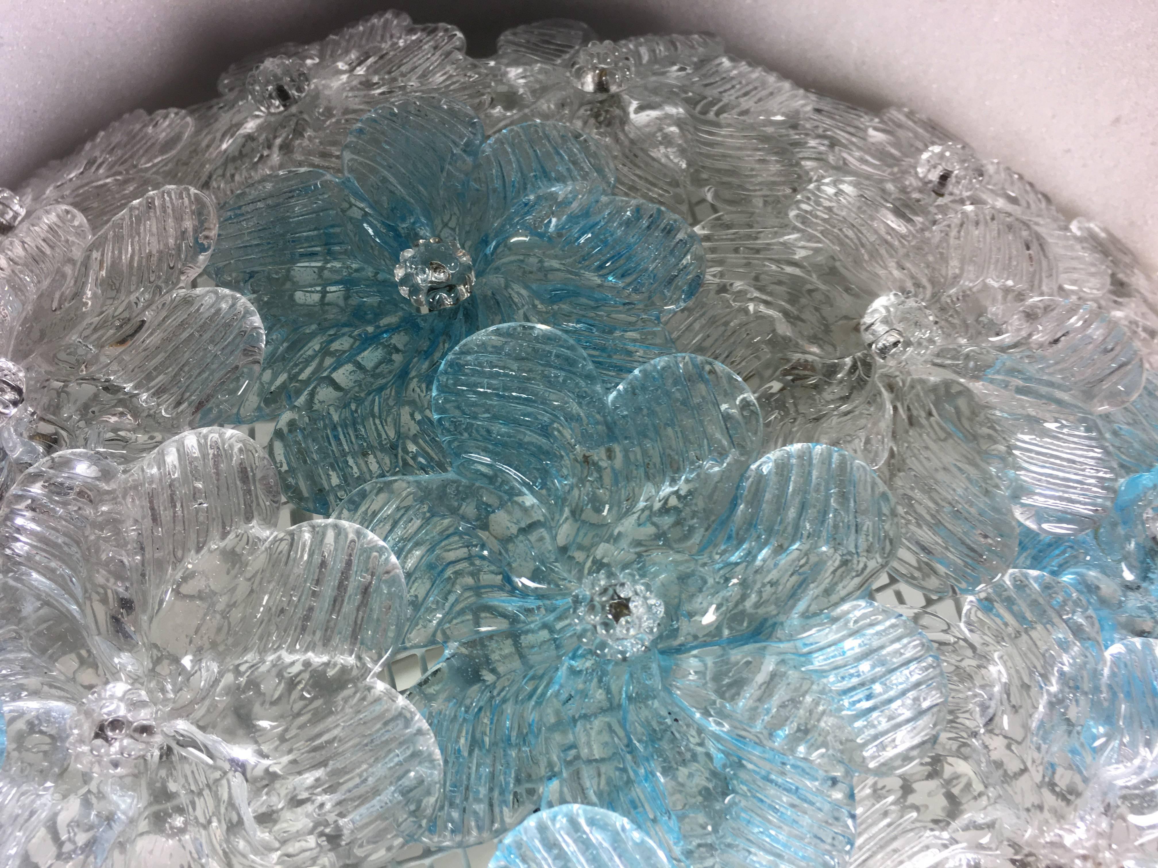 Charmant plafonnier réalisé avec des dizaines de roses en verre soufflé, glace et bleu.
Trois ampoules E14 40w.