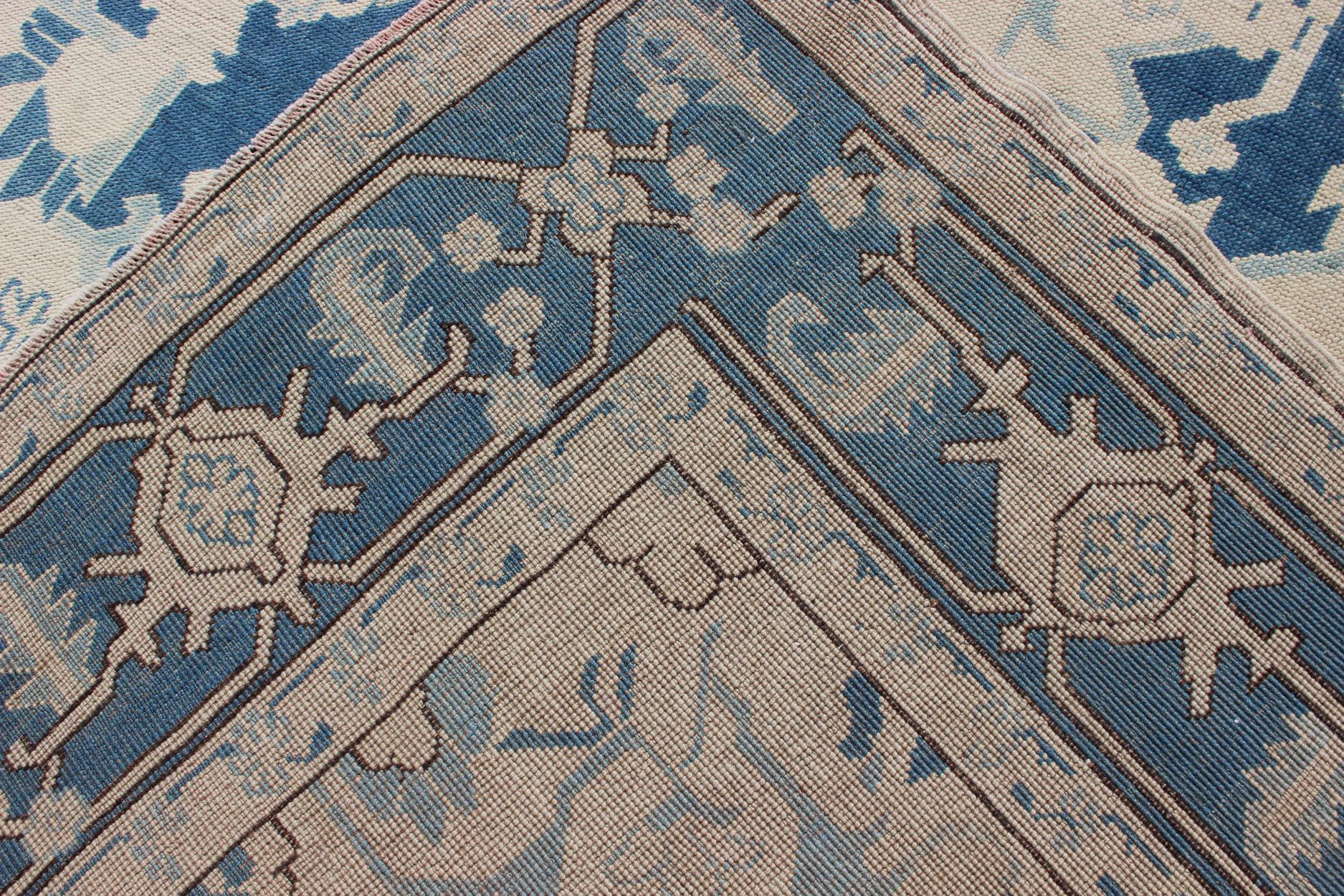 Alfombra turca vintage de diseño geométrico azul y marfil con medallón en flor en venta 4