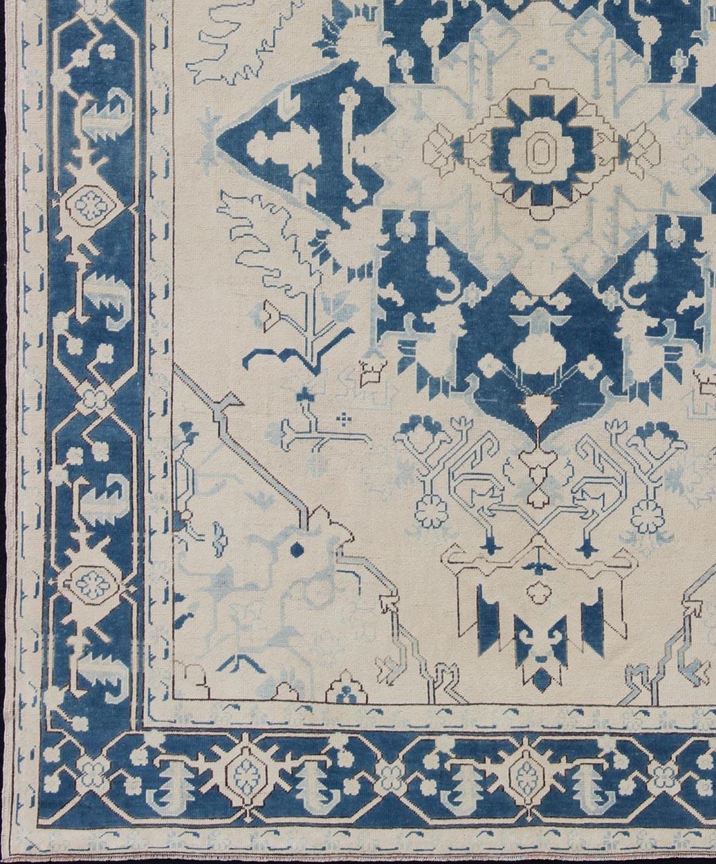 Geometric design  Medallion Oushak rug from 1940's Turkey in ivory and blue tones, rug en-165321, country of origin / type: Turkey / Oushak, circa 1940. Colors include shades of Royal blue, mid night blue, light blue and ivory.

Measures: 8'2 x