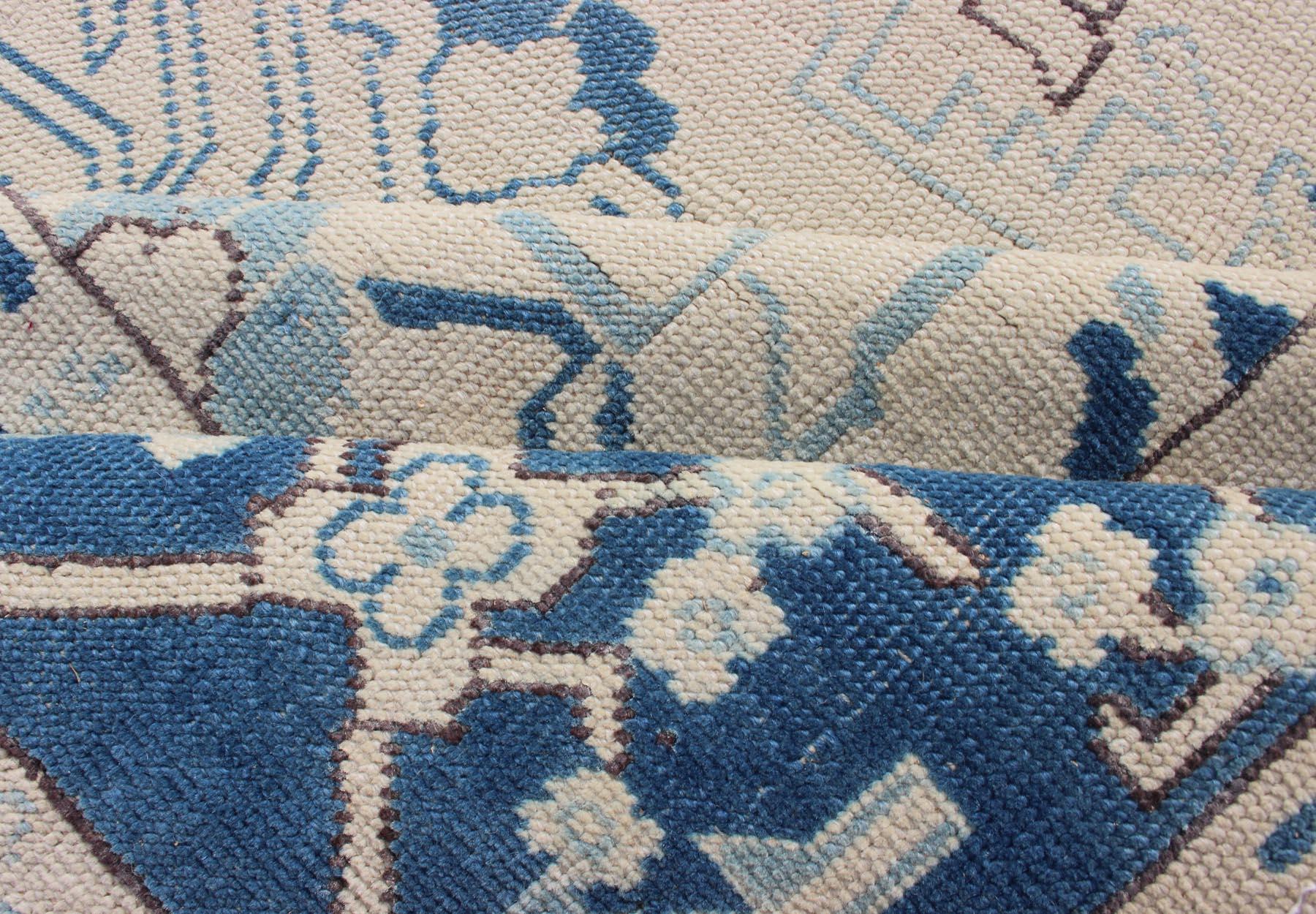 Alfombra turca vintage de diseño geométrico azul y marfil con medallón en flor Anudado a mano en venta