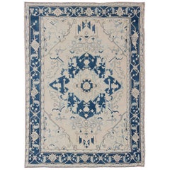 Türkischer blauer und elfenbeinfarbener Vintage-Teppich mit geometrischem Design und blühendem Medaillon