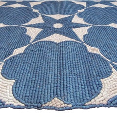 Blauer und elfenbeinfarbener Häkeltuch-Teppich „Azure Quatrefoil“ von Doris Leslie Blau